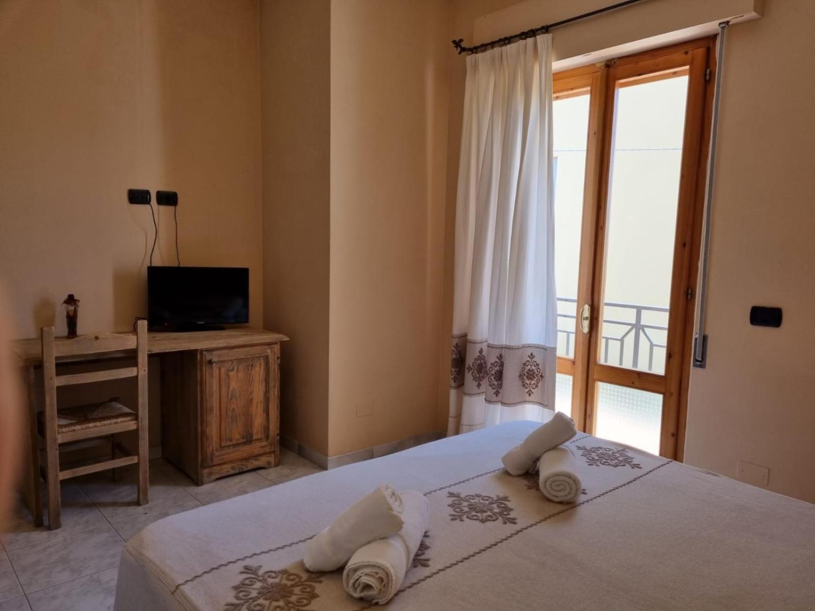 Deluxe Double or Twin Room with Balcony - Photo 1
