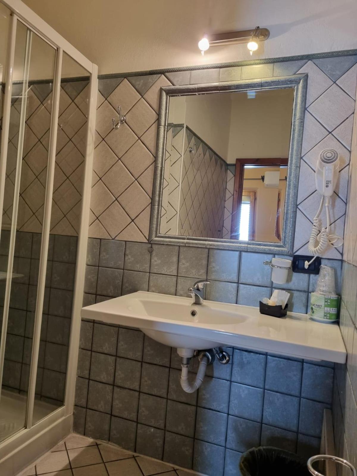 Double or Twin Room with Terrace - Photo 6