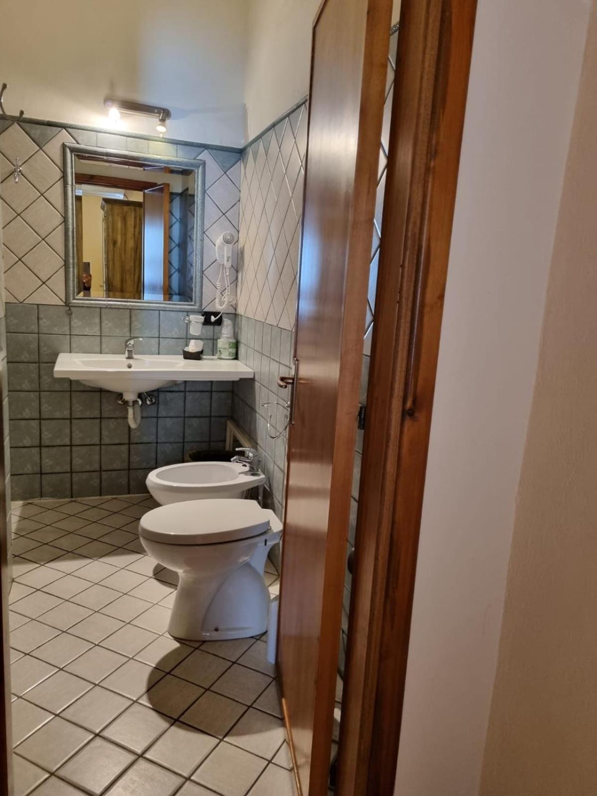 Double or Twin Room with Terrace - Photo 5