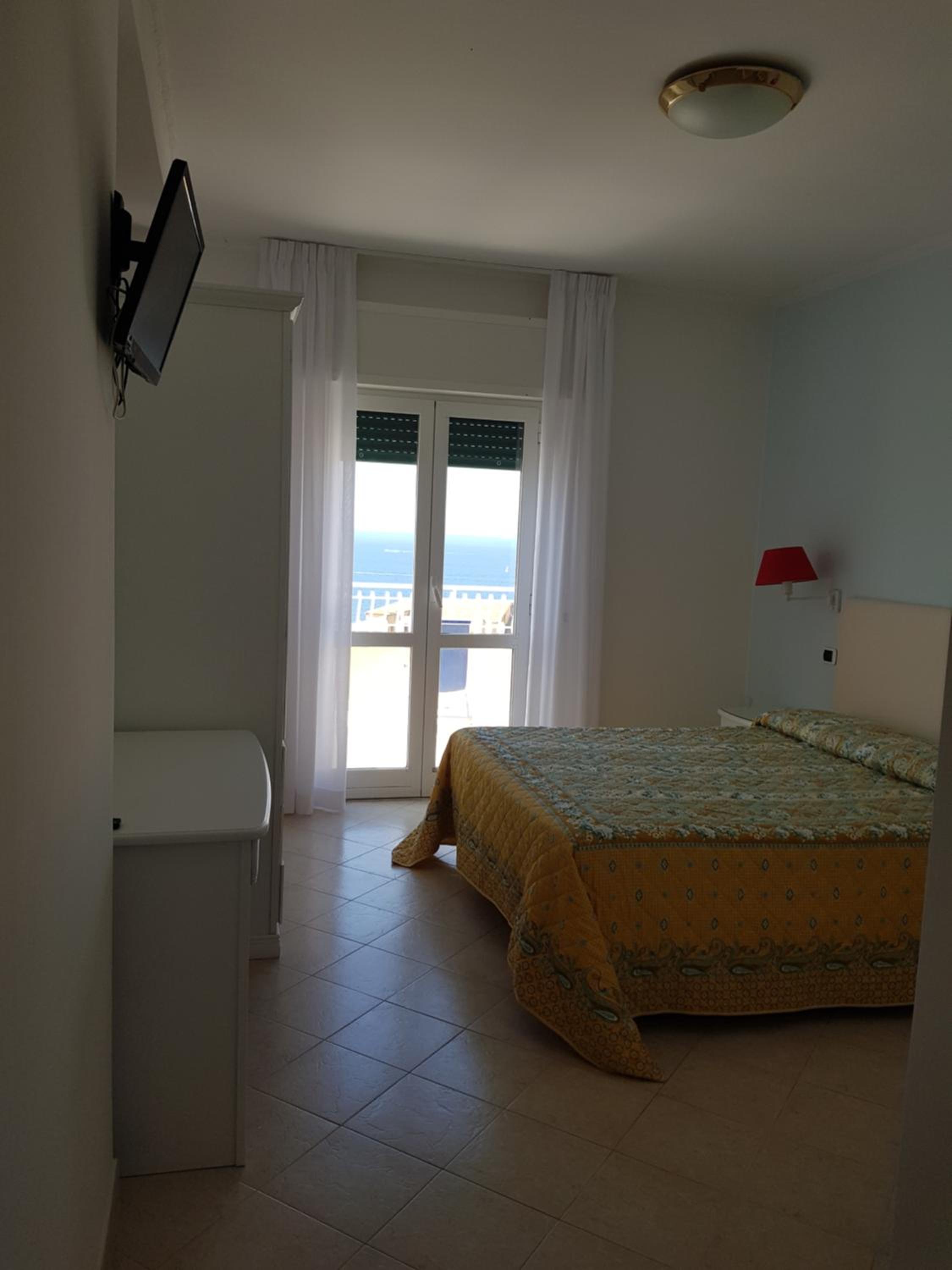 Double or Twin Room with Sea View