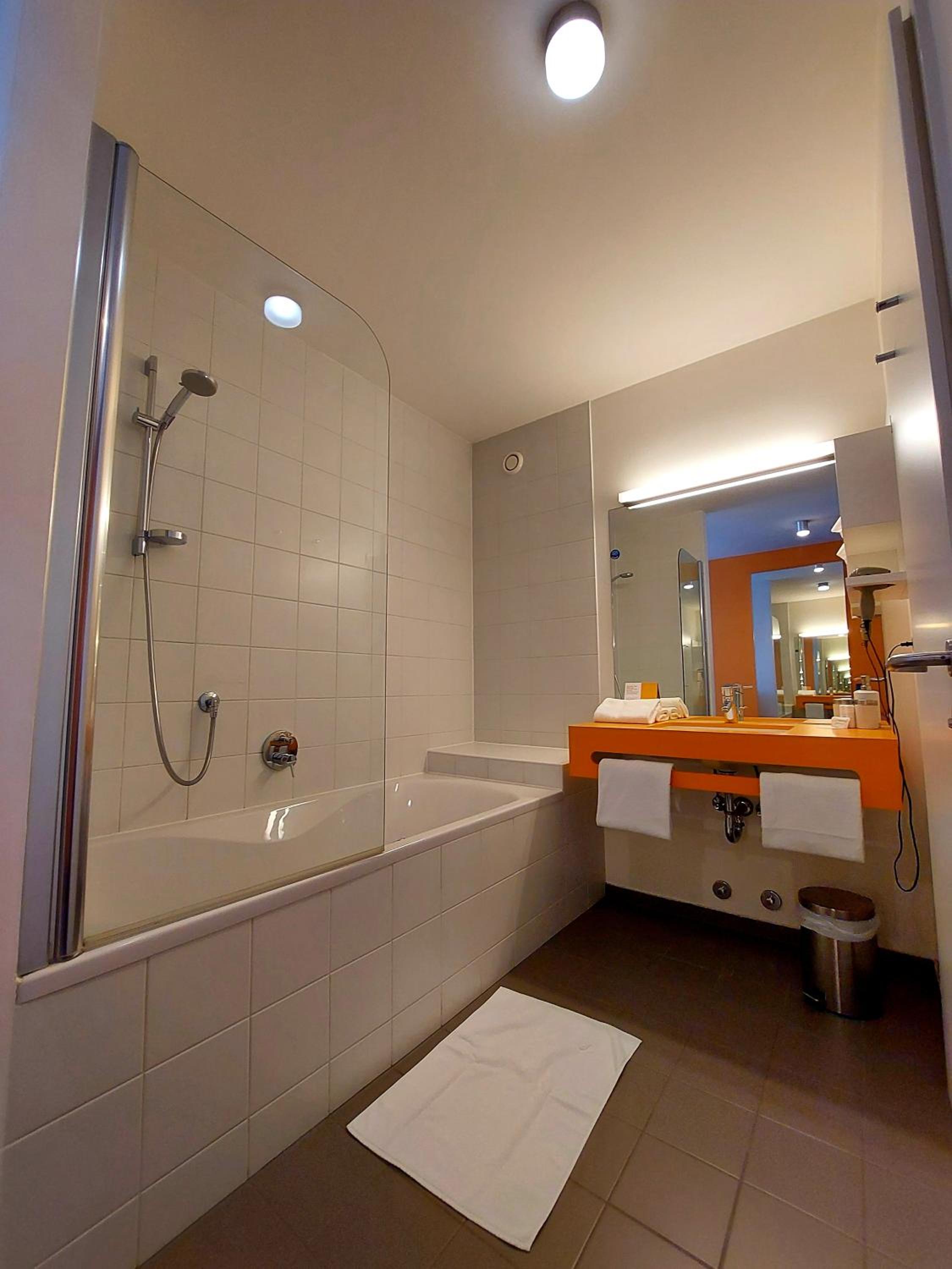 Large Double Room - Photo 9