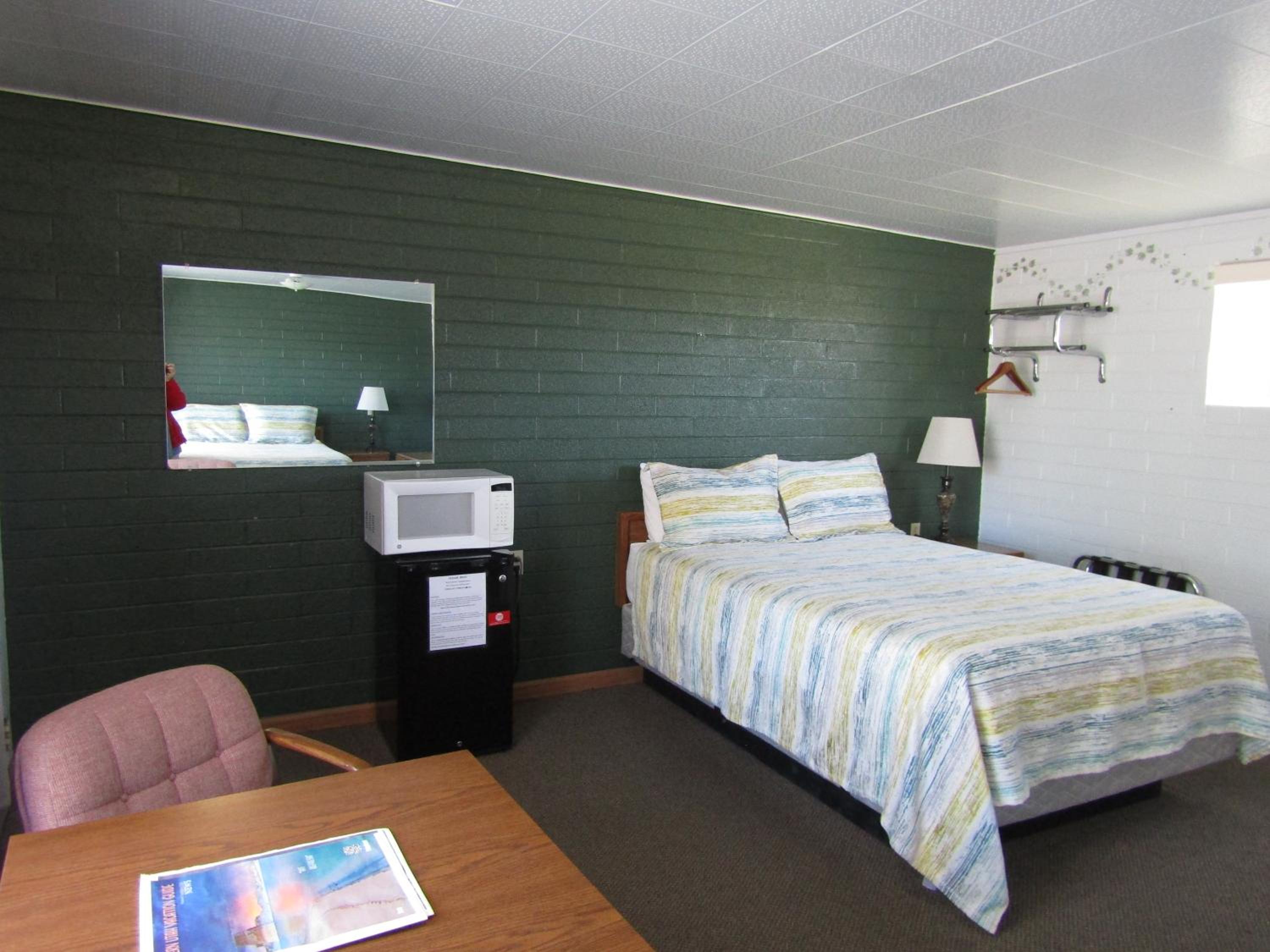 Queen Room with Two Queen Beds photo 1