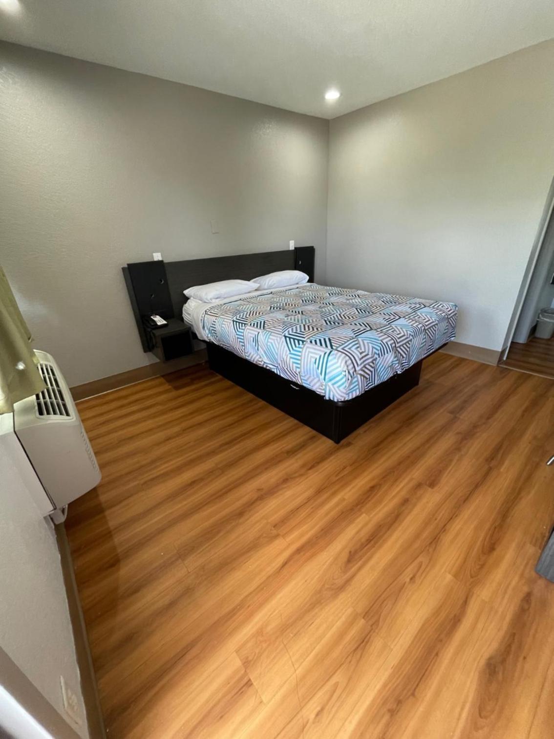 Standard Room with – One Queen Bed photo 2