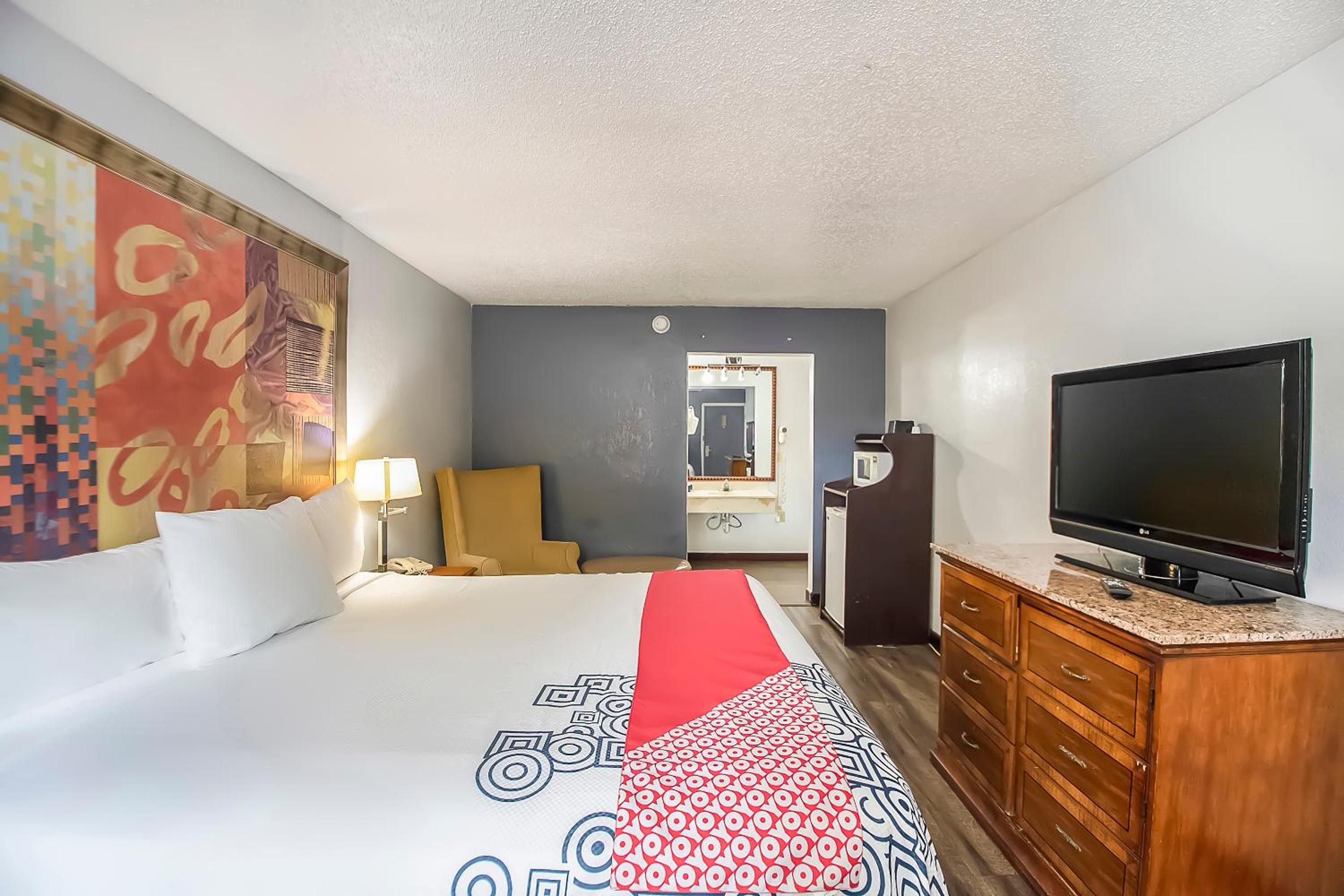 Premium King Bed - Photo 2