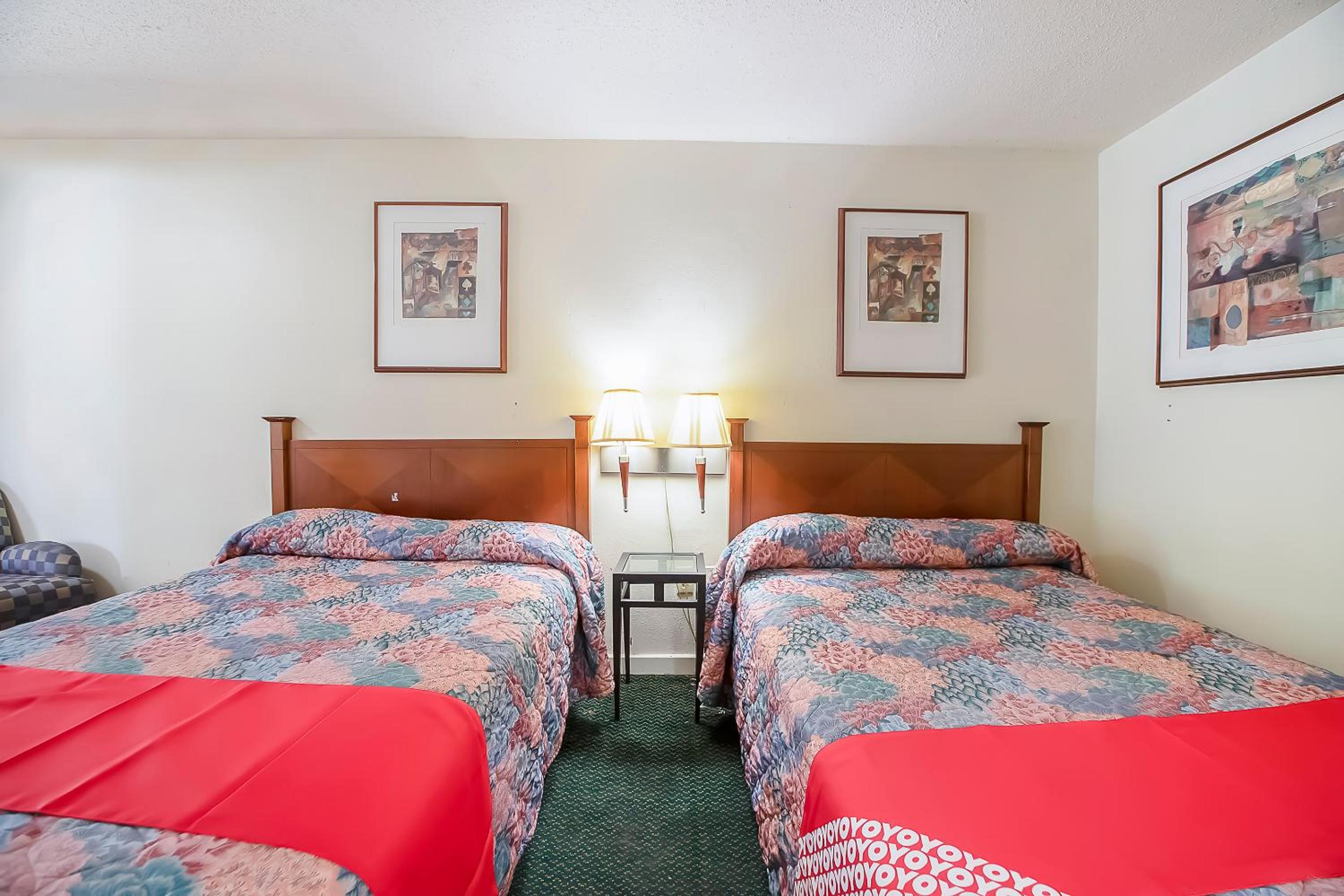 Queen Room with Two Queen Beds - Photo 5