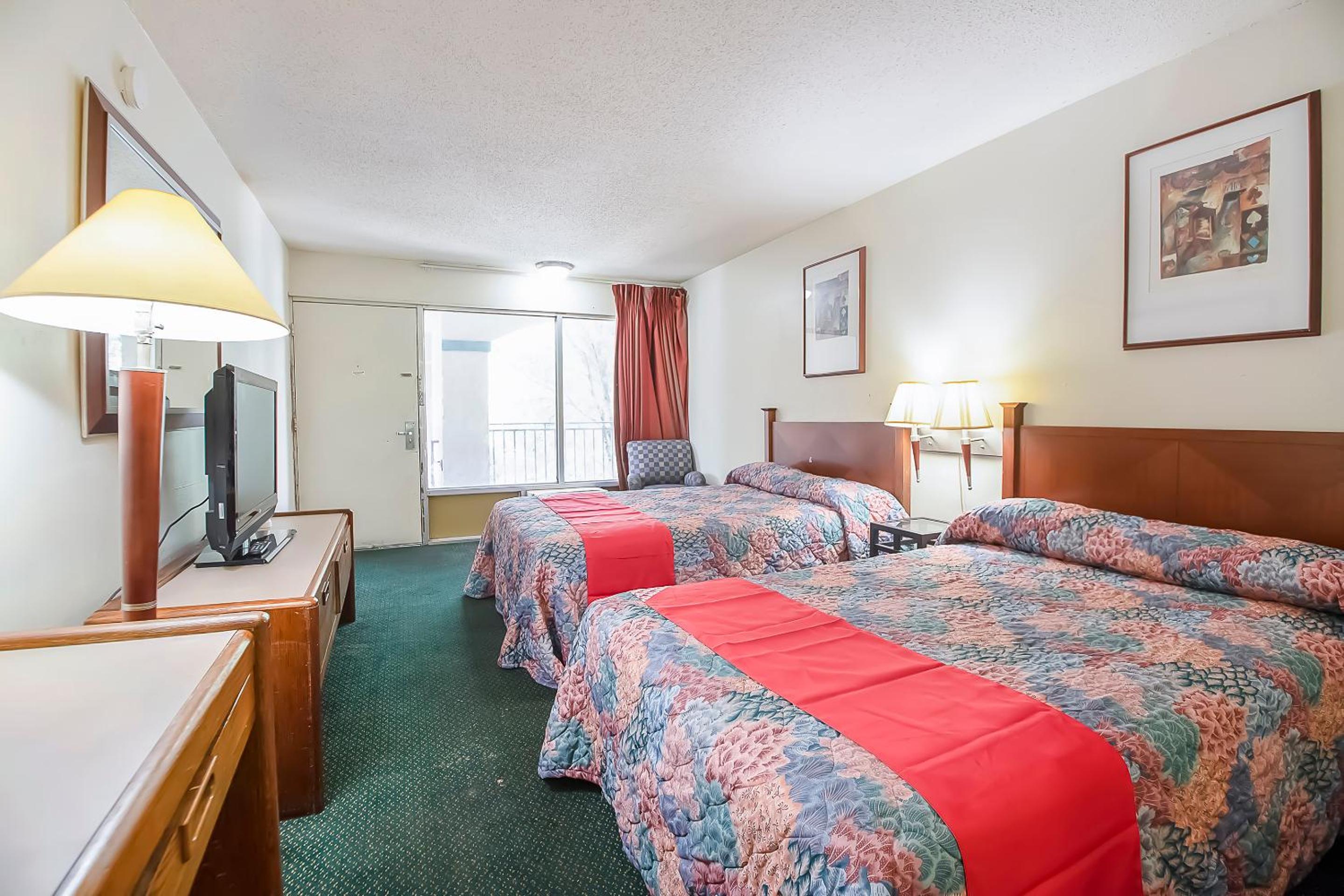 Queen Room with Two Queen Beds - Photo 3