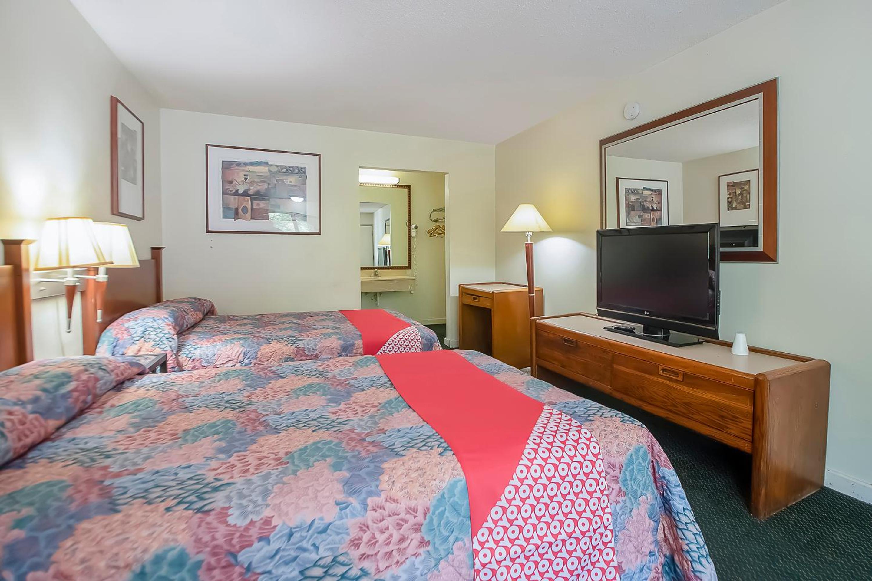 Queen Room with Two Queen Beds - Photo 2
