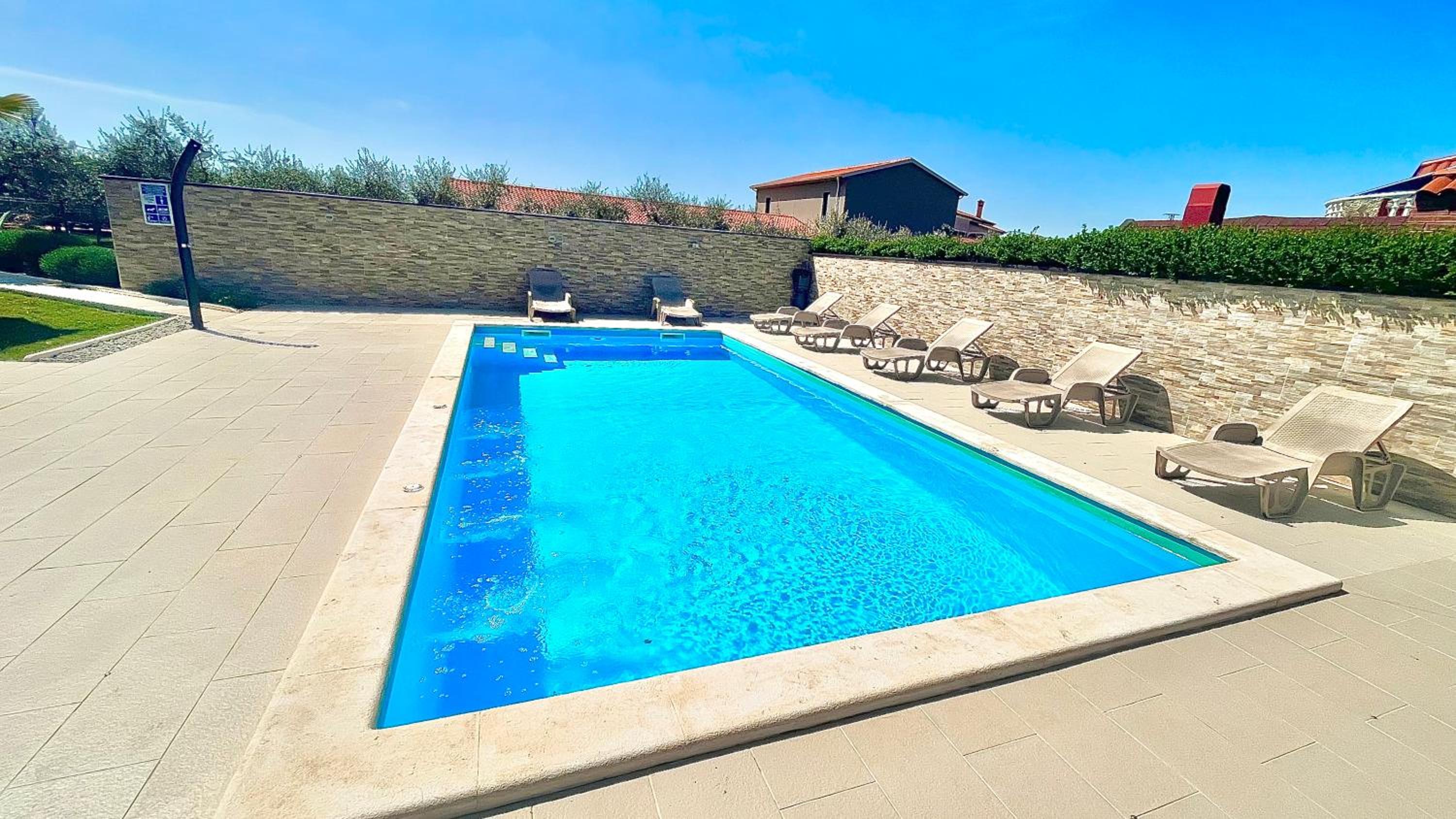 Apartment with Pool View 