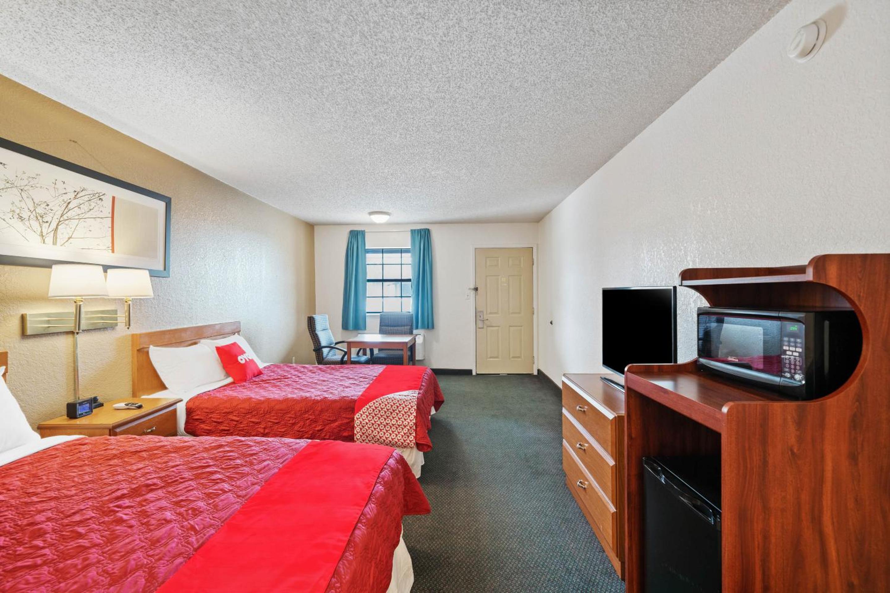 Queen Room with Two Queen Beds - Photo 12