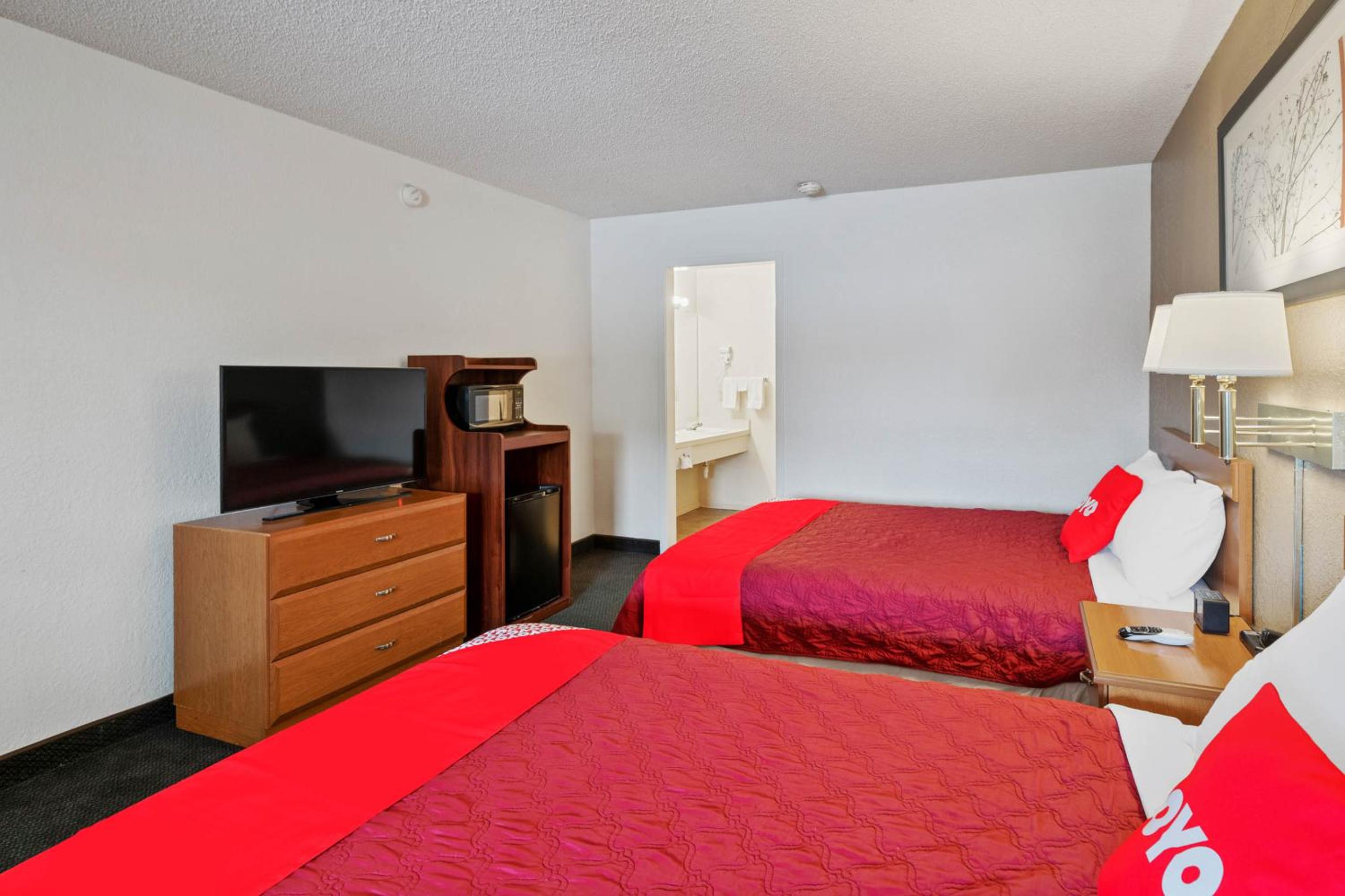 Queen Room with Two Queen Beds - Photo 2