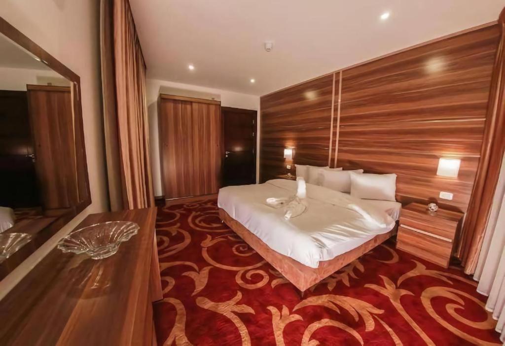 Deluxe Double Room (2 Adults + 1 Child)