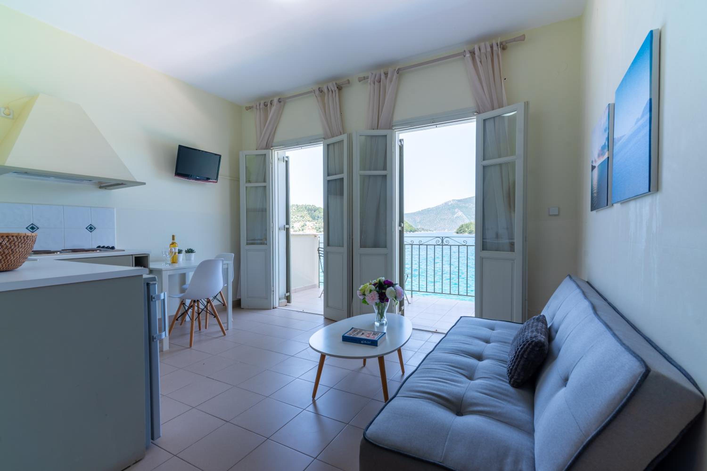 Double Room with Balcony and Sea View photo 2