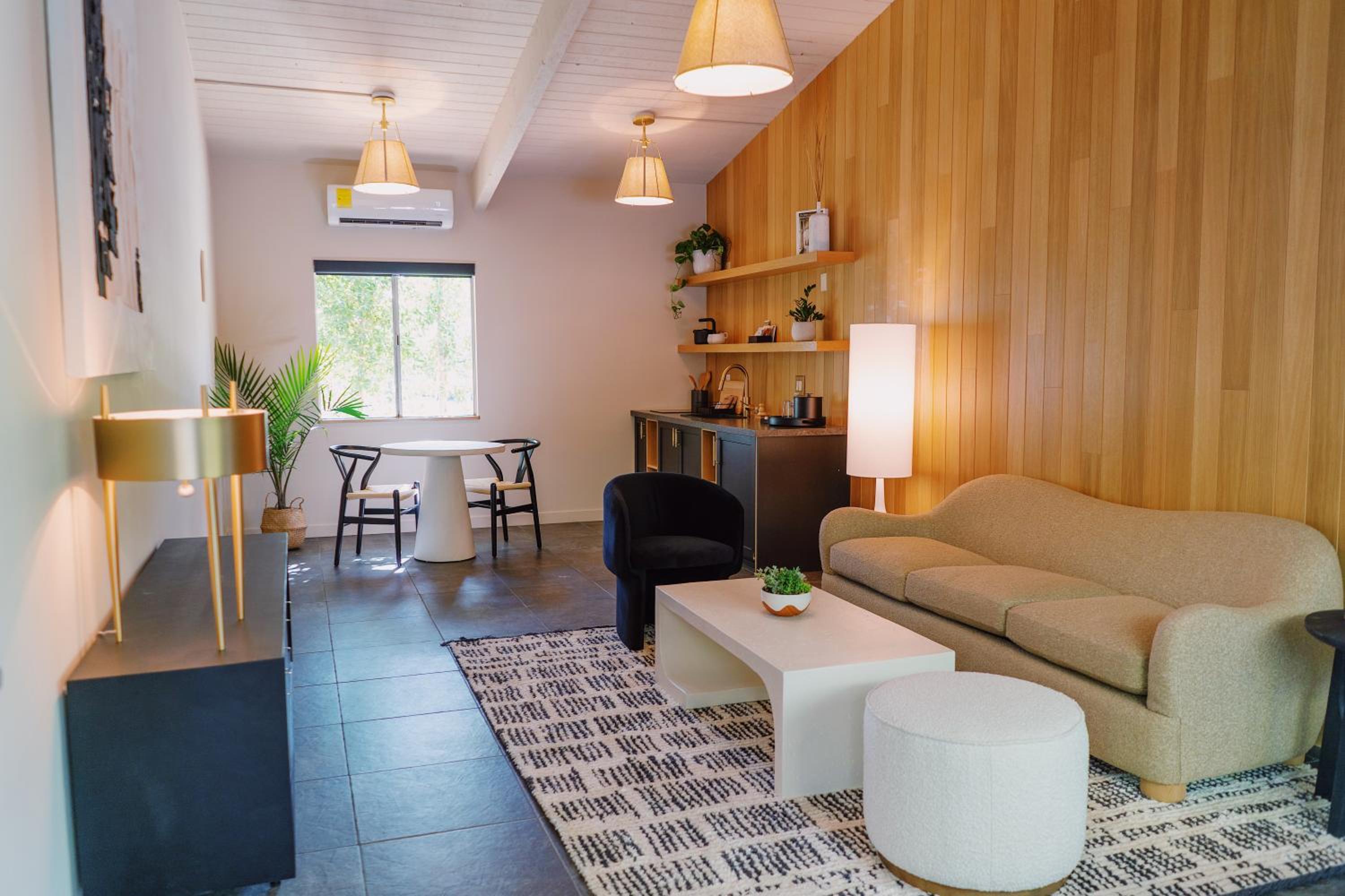 Deluxe Suite - Photo 1