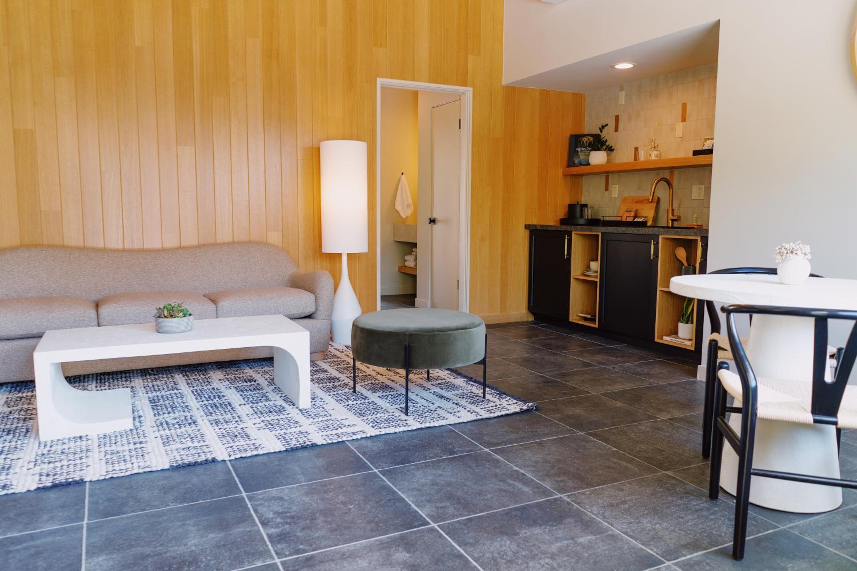 Deluxe Suite - Photo 7