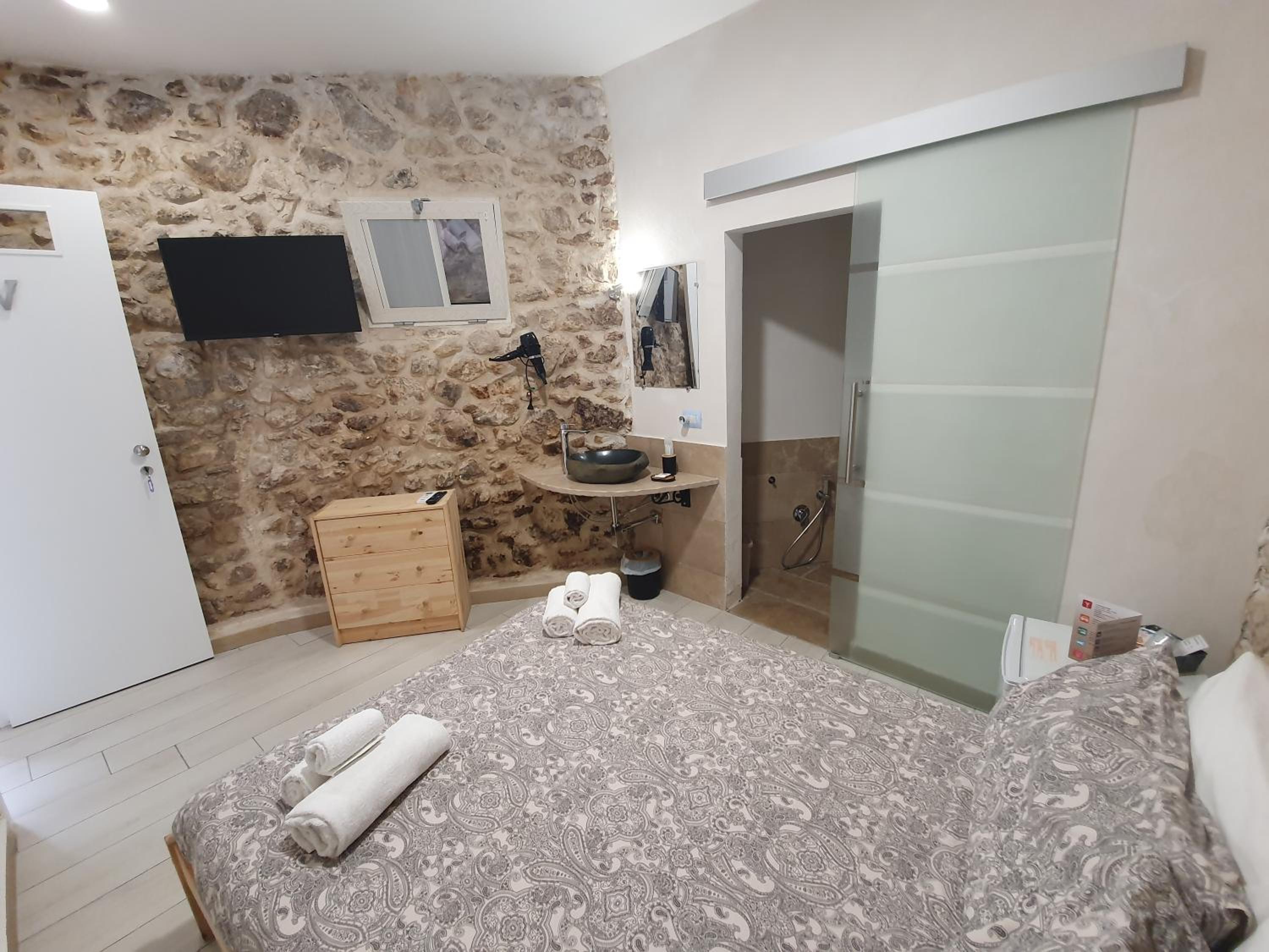 Small Double Room - Photo 2