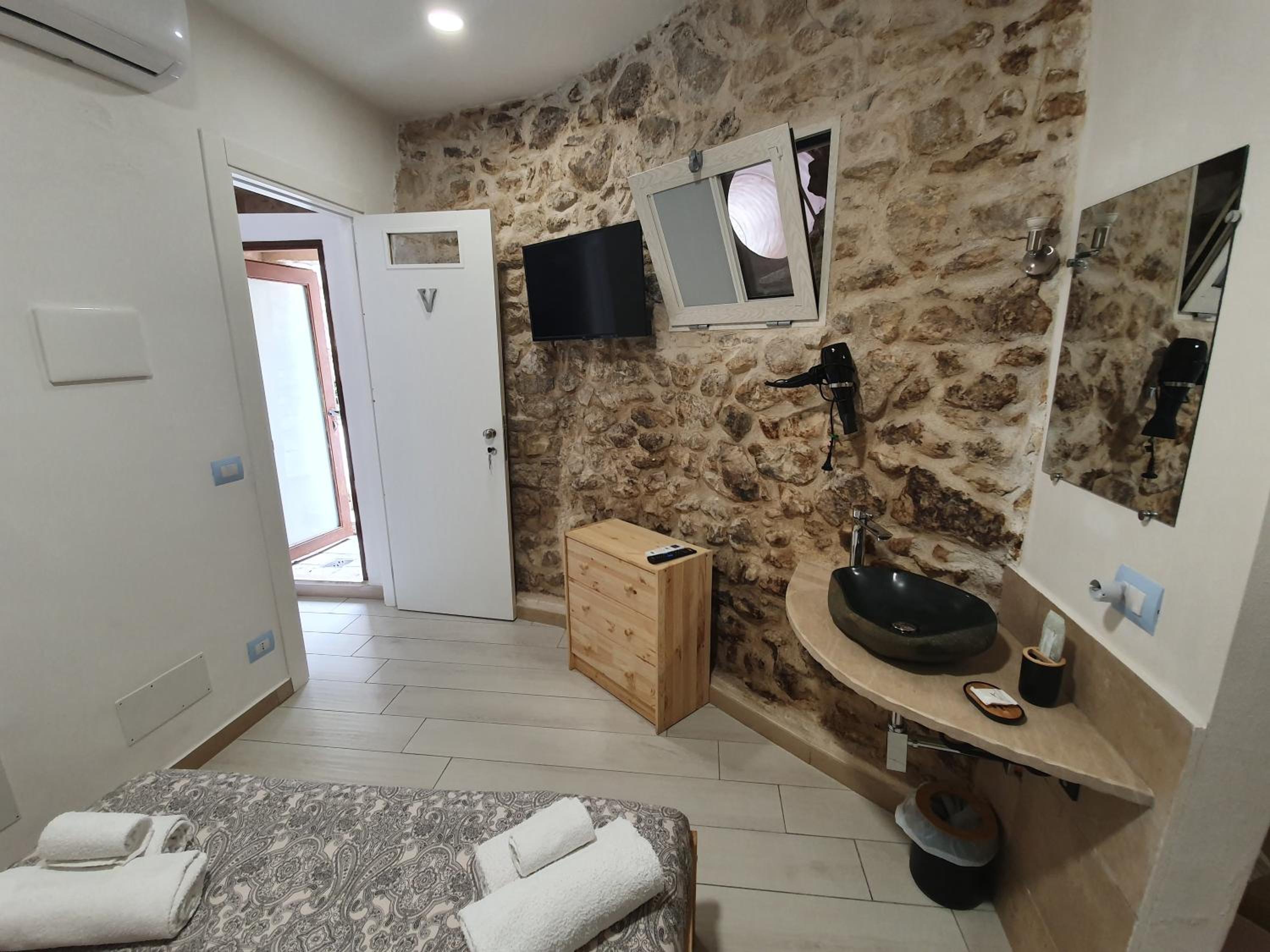 Small Double Room - Photo 9