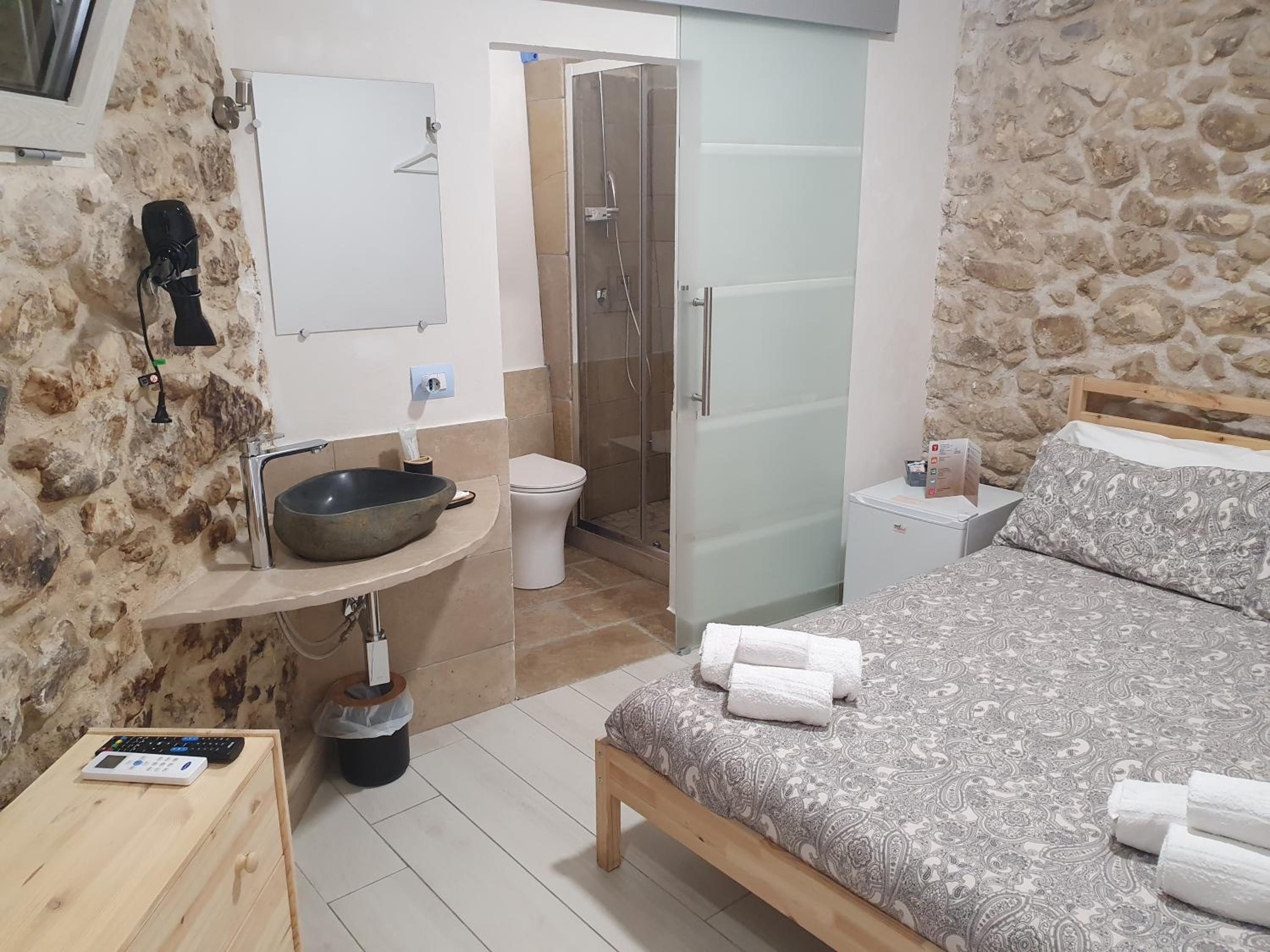Small Double Room - Photo 10