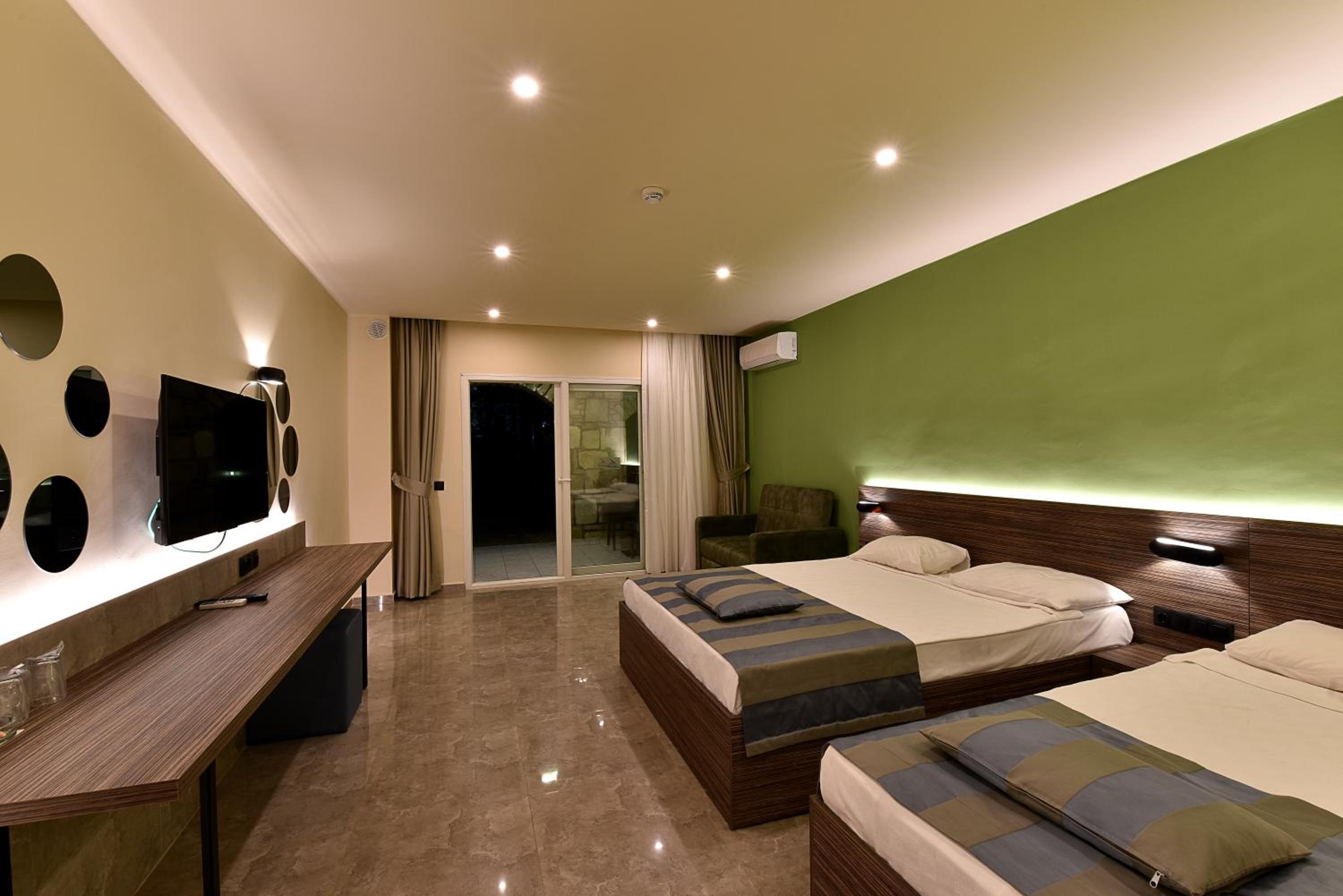 Family Room (2 Adults + 2 Children) - Photo 1