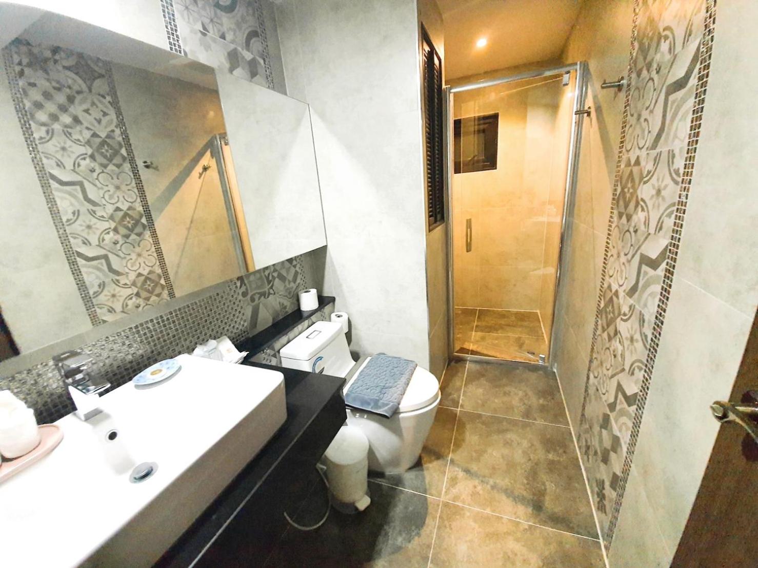 Deluxe King Room - Photo 21