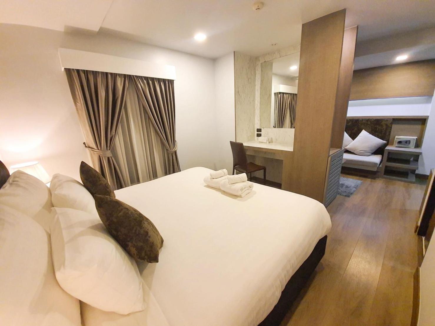 Deluxe King Room - Photo 5