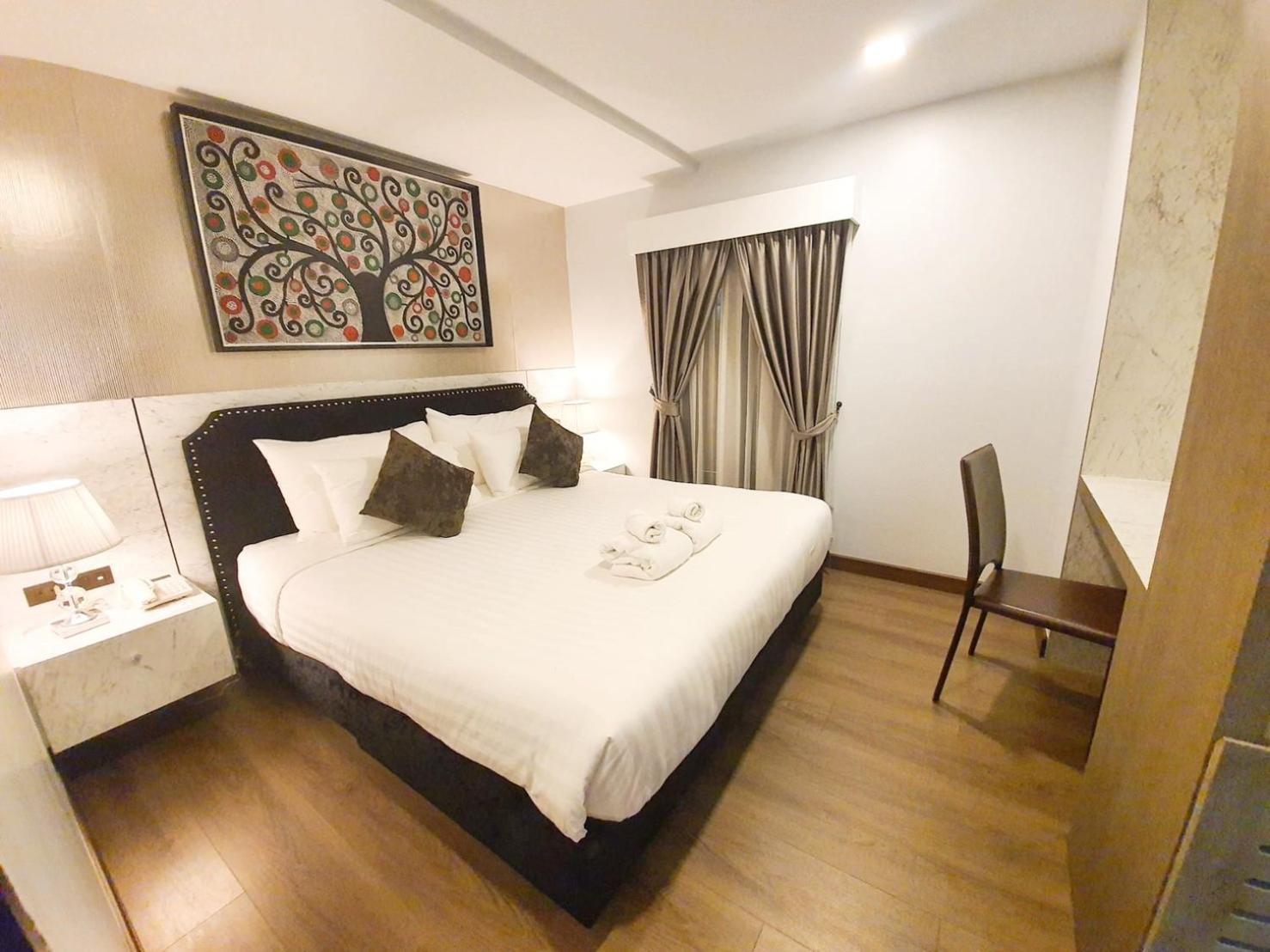 Deluxe King Room - Photo 6