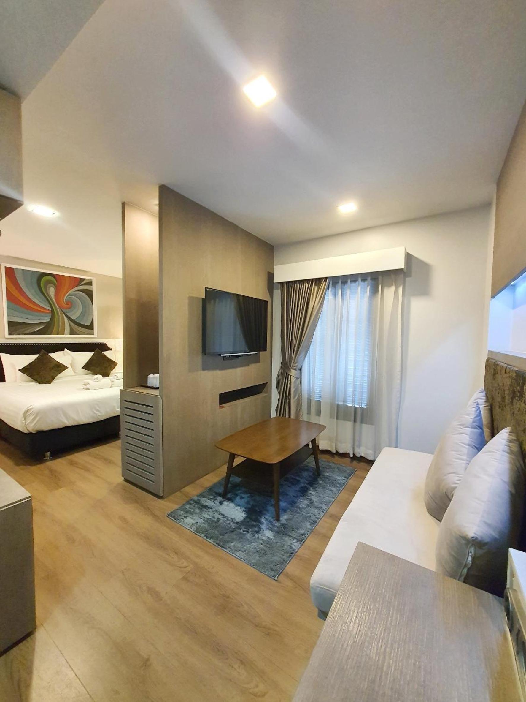Deluxe King Room - Photo 23