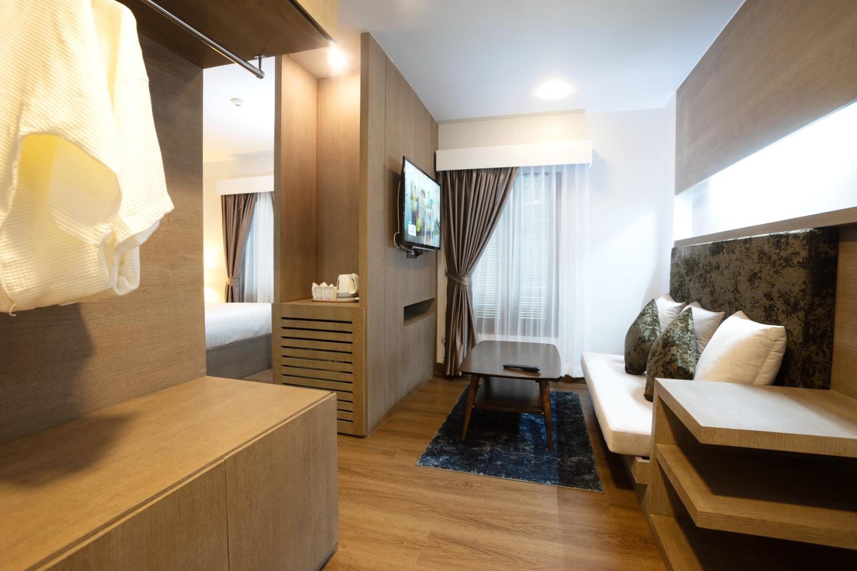 Deluxe King Room - Photo 22