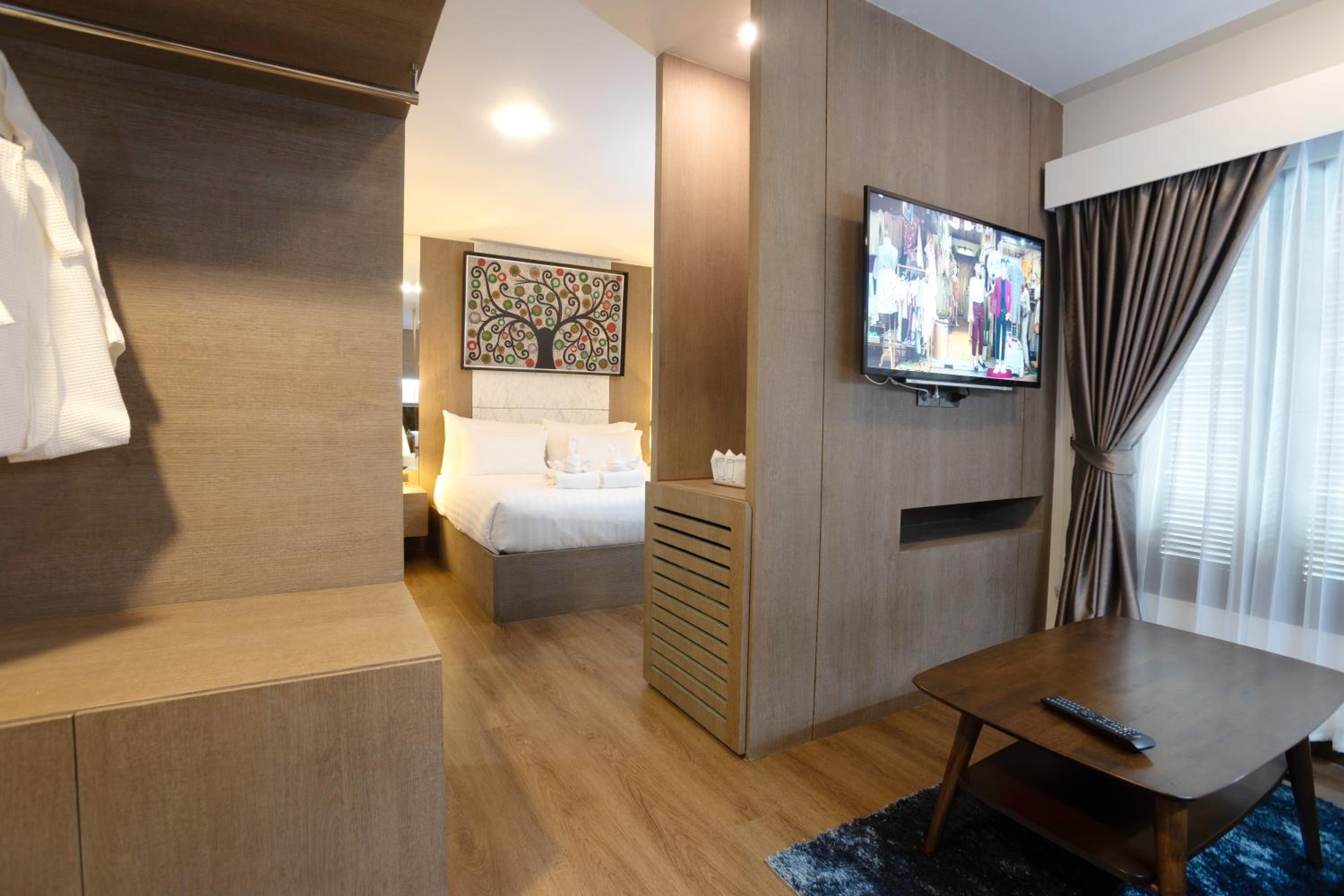 Deluxe King Room - Photo 26