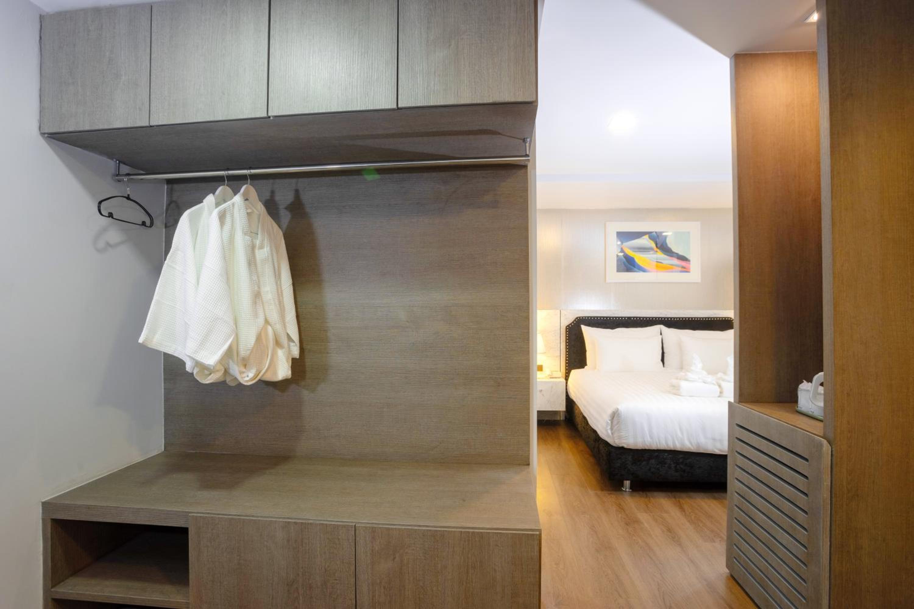 Deluxe King Room - Photo 2