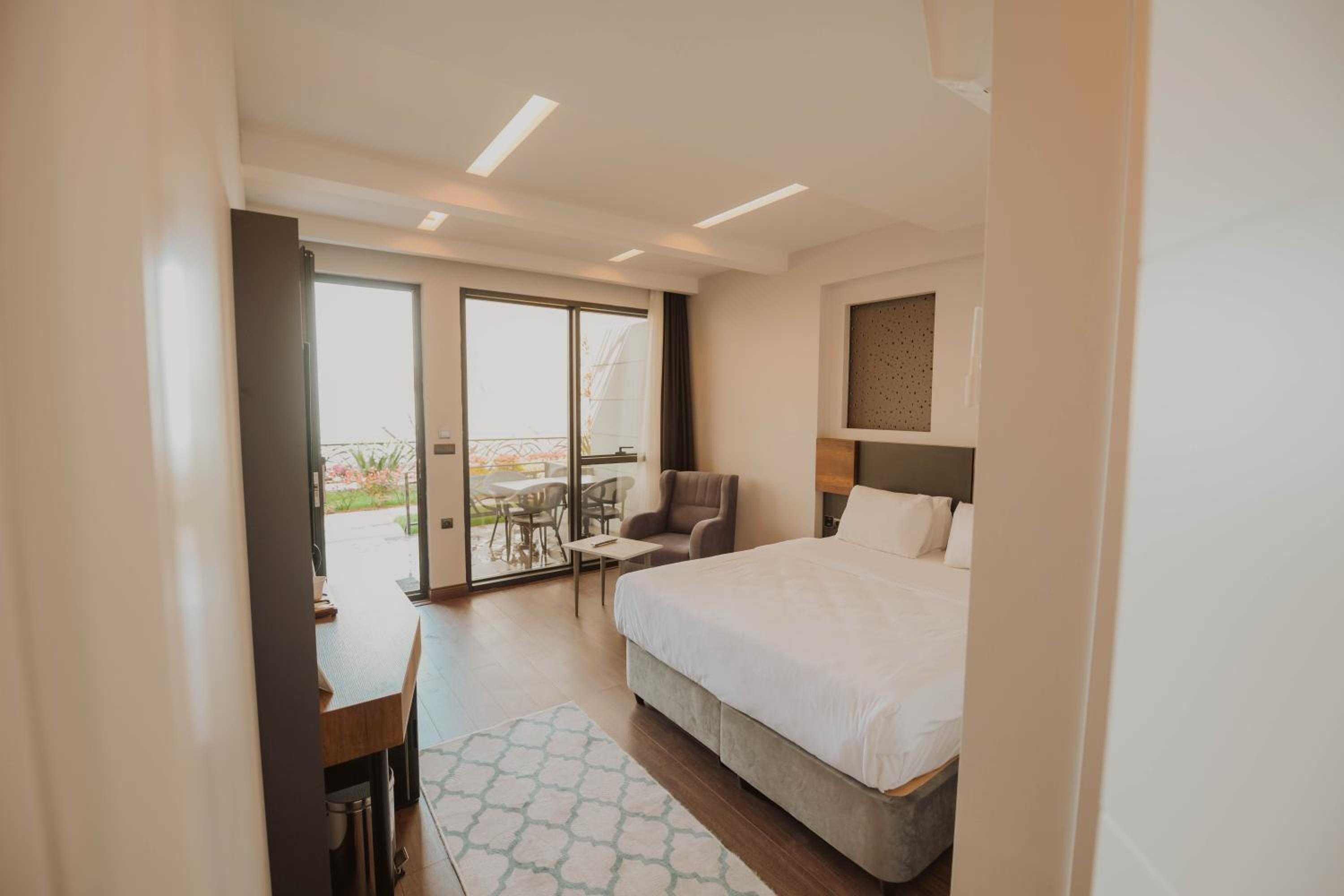 Deluxe Double Room with Garden and Terrace photo 3