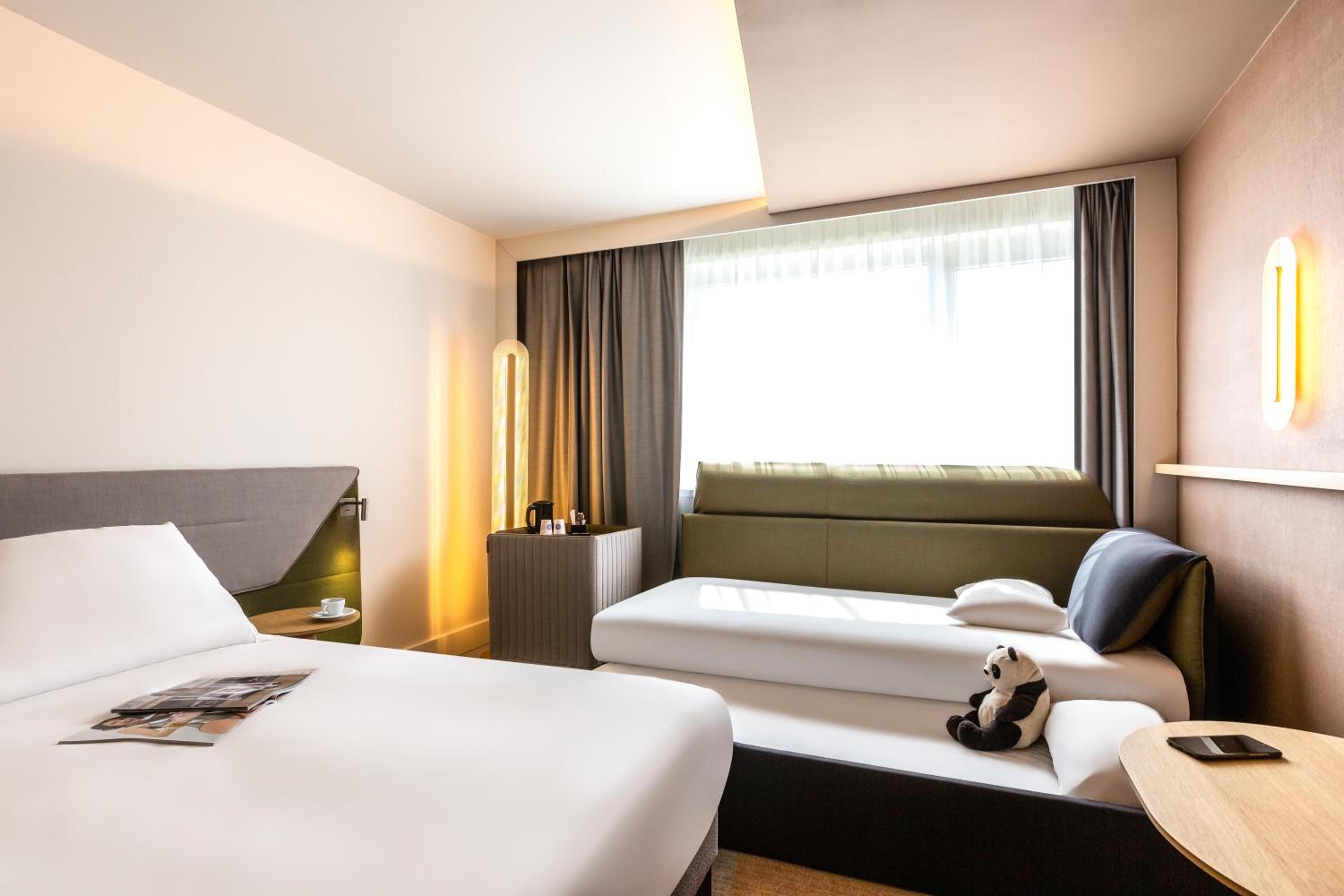 Superior Room With 1 Double Bed And 2 Sofa Beds - Photo 4