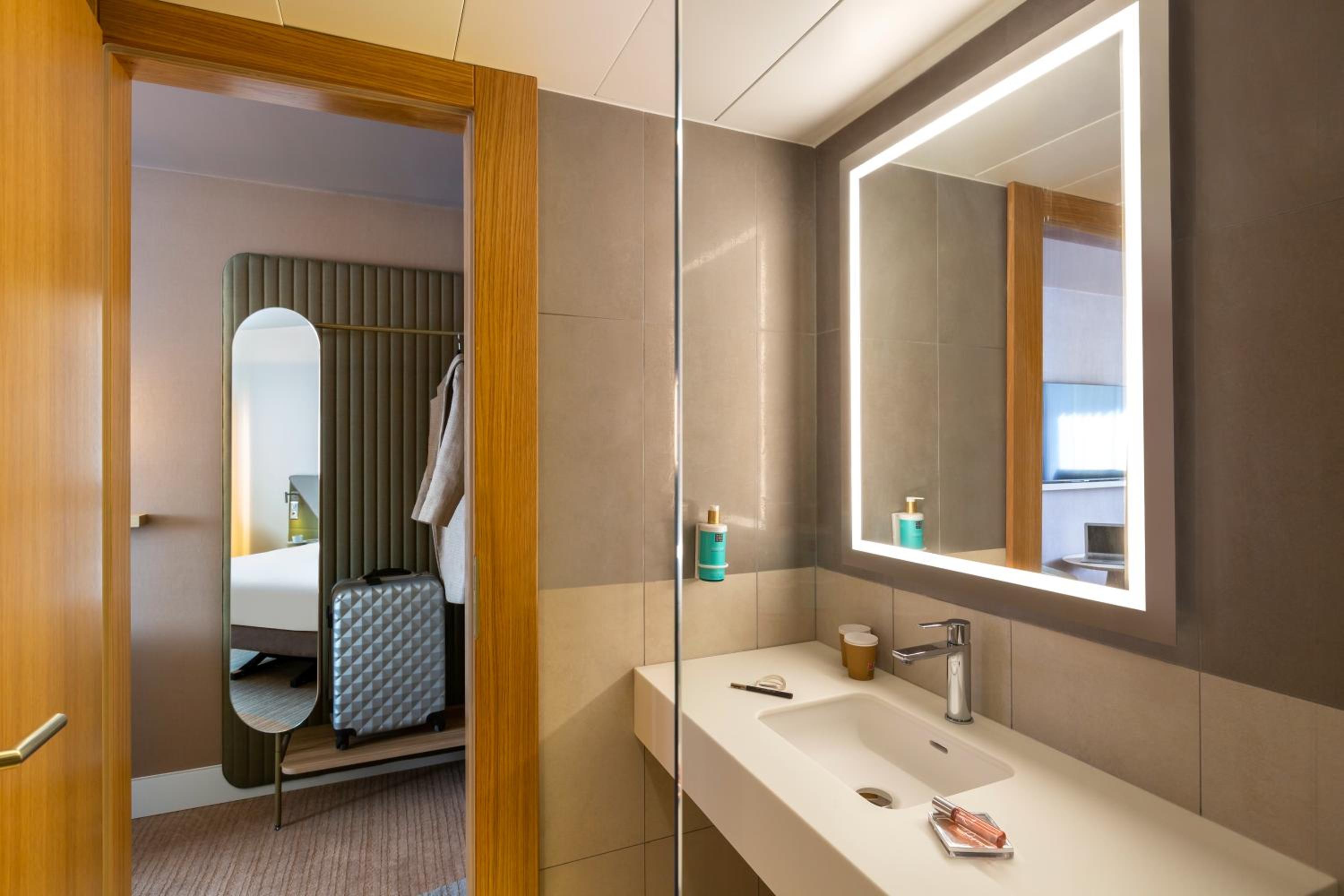 Superior Room with 1 Double Bed and 1 Sofa Bed - Photo 11
