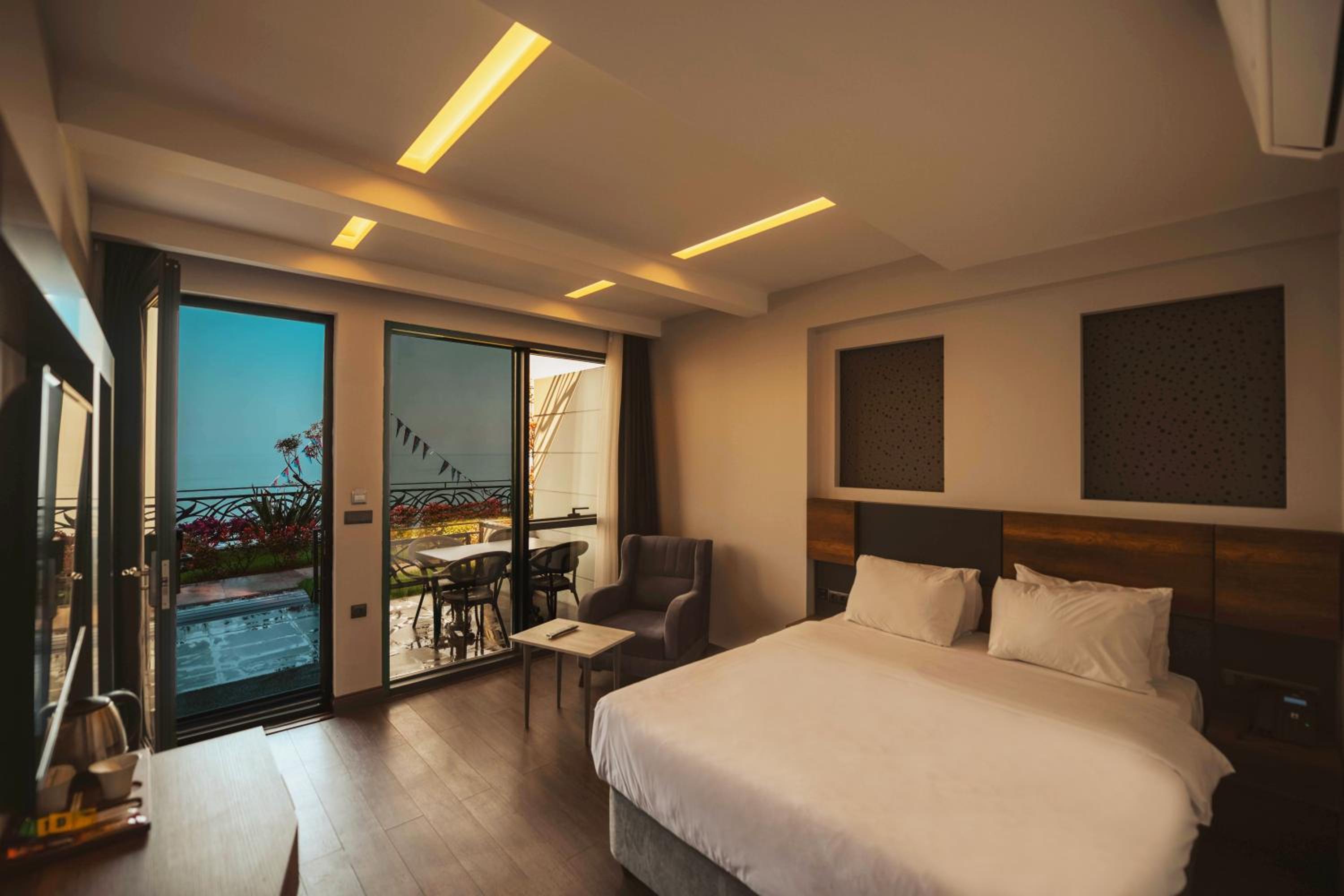 Deluxe Double Room with Garden and Terrace