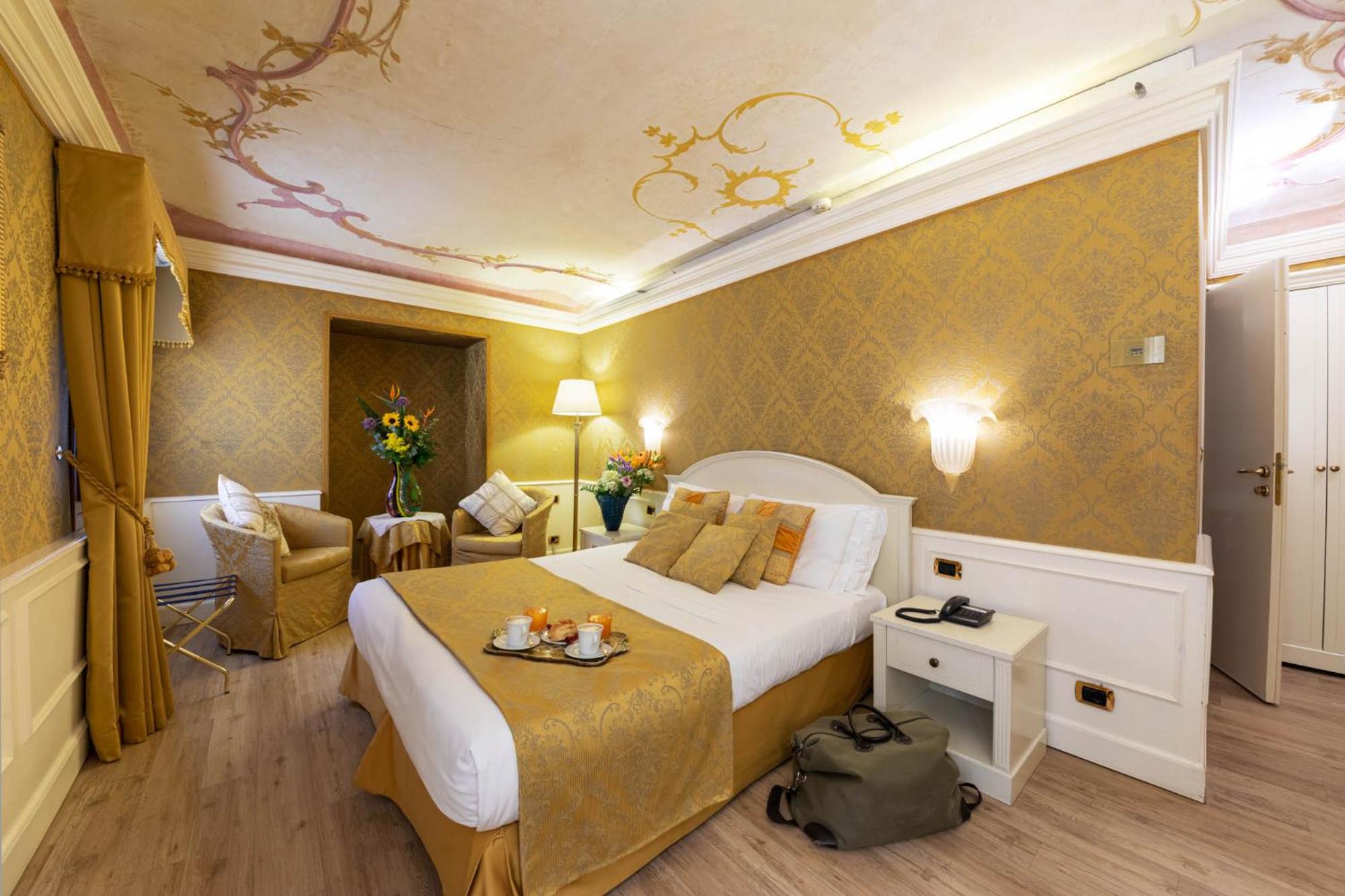 Deluxe Double Room - Photo 9