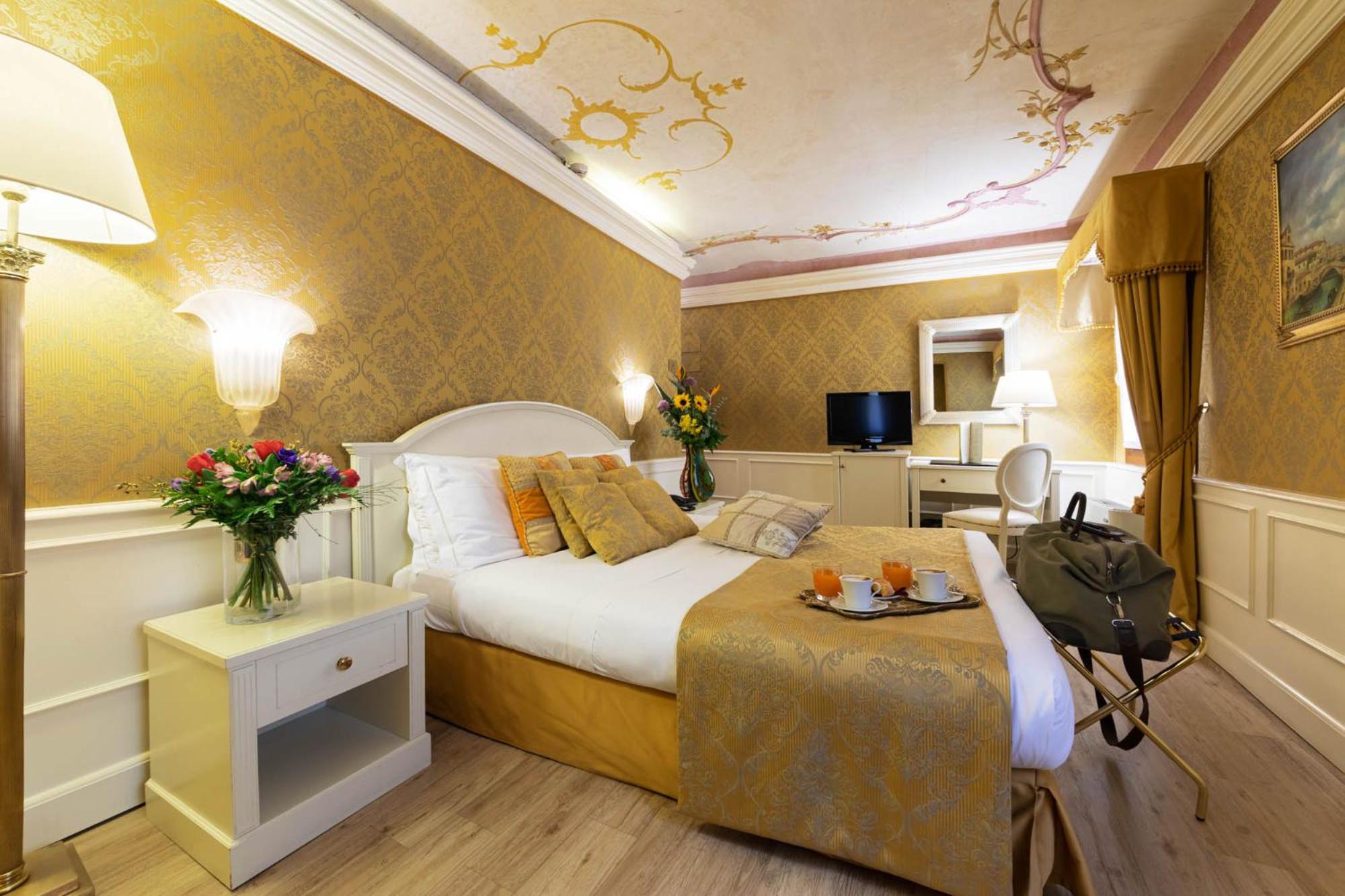 Deluxe Double Room - Photo 8