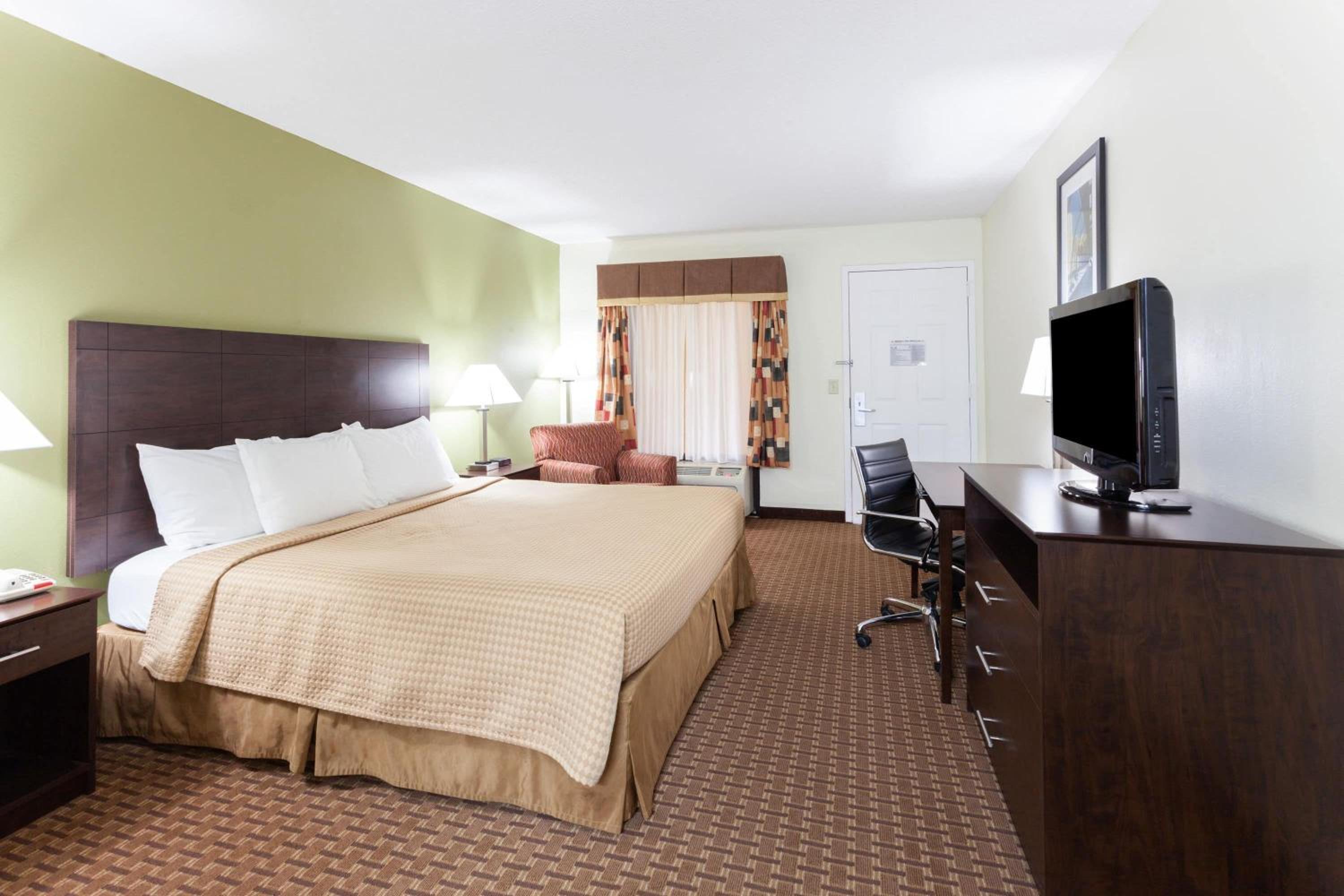 King Room with Bath Tub - Mobility Accessible/Non-Smoking photo 1