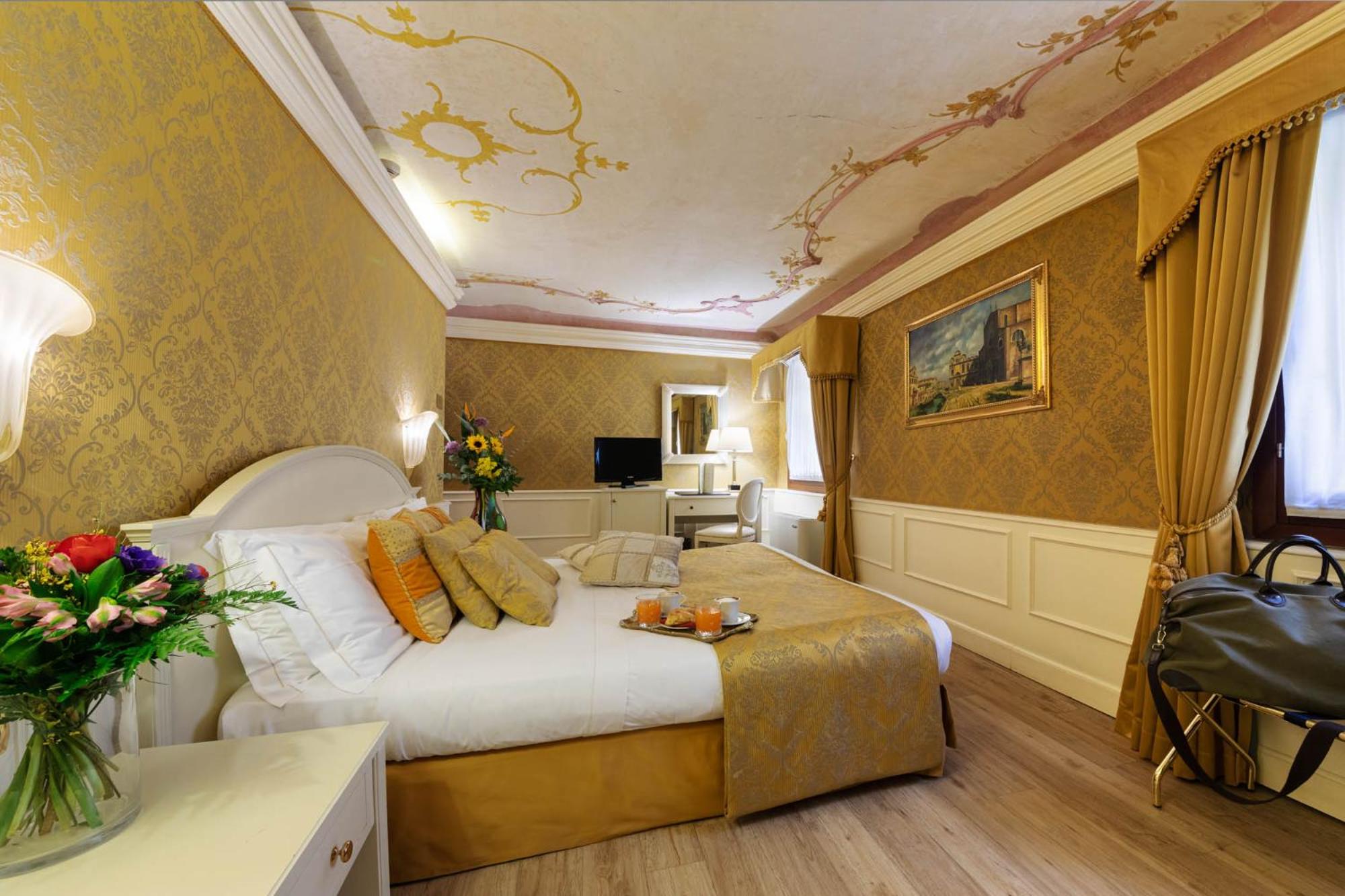 Deluxe Double Room - Photo 7