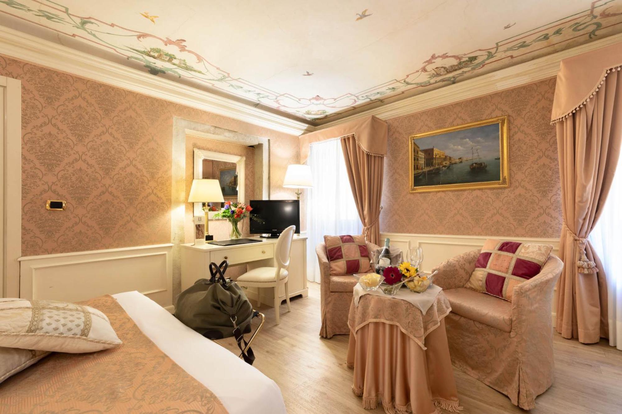 Deluxe Double Room with Canal View - Photo 1