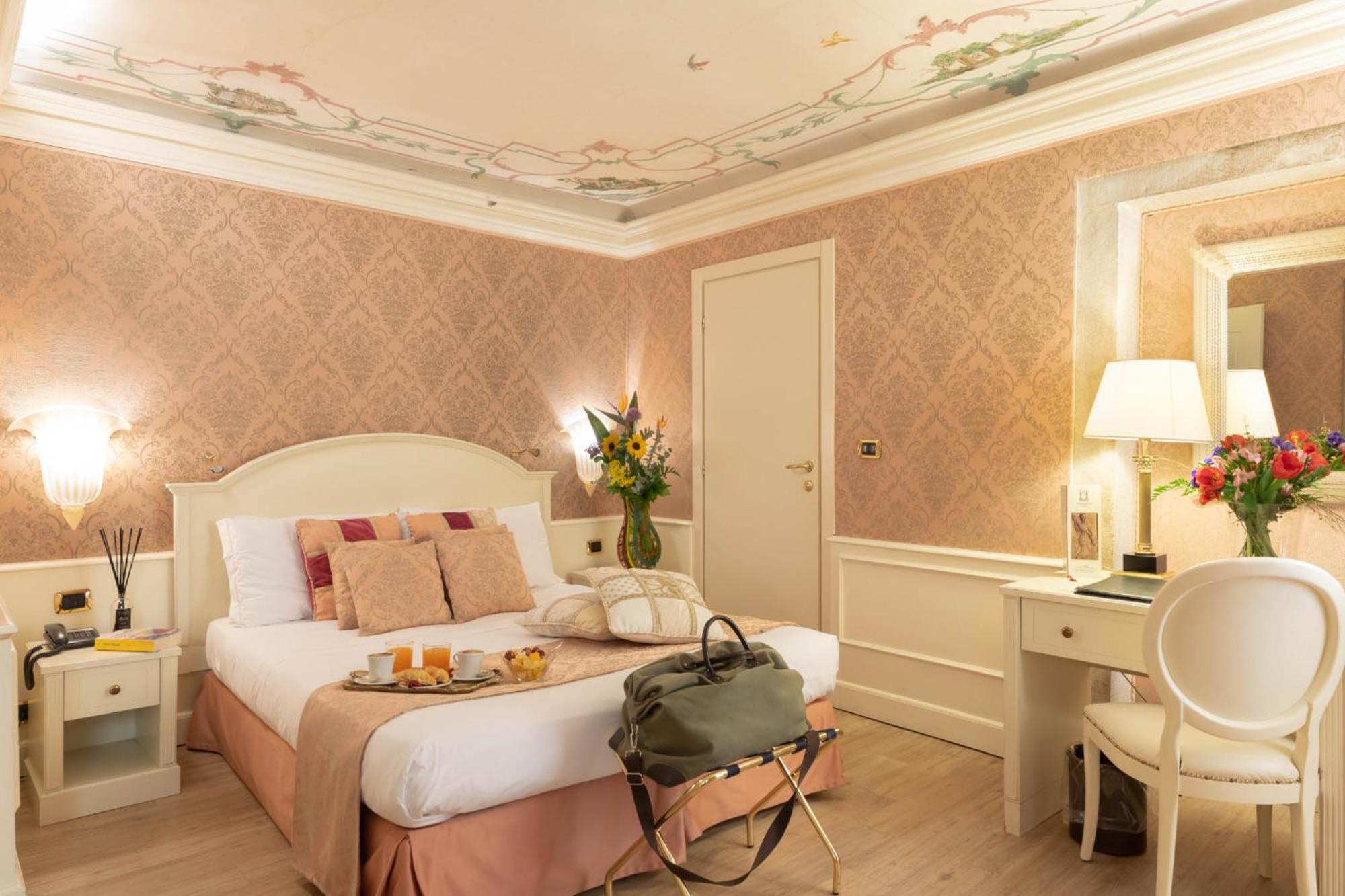 Deluxe Double Room with Canal View - Photo 8