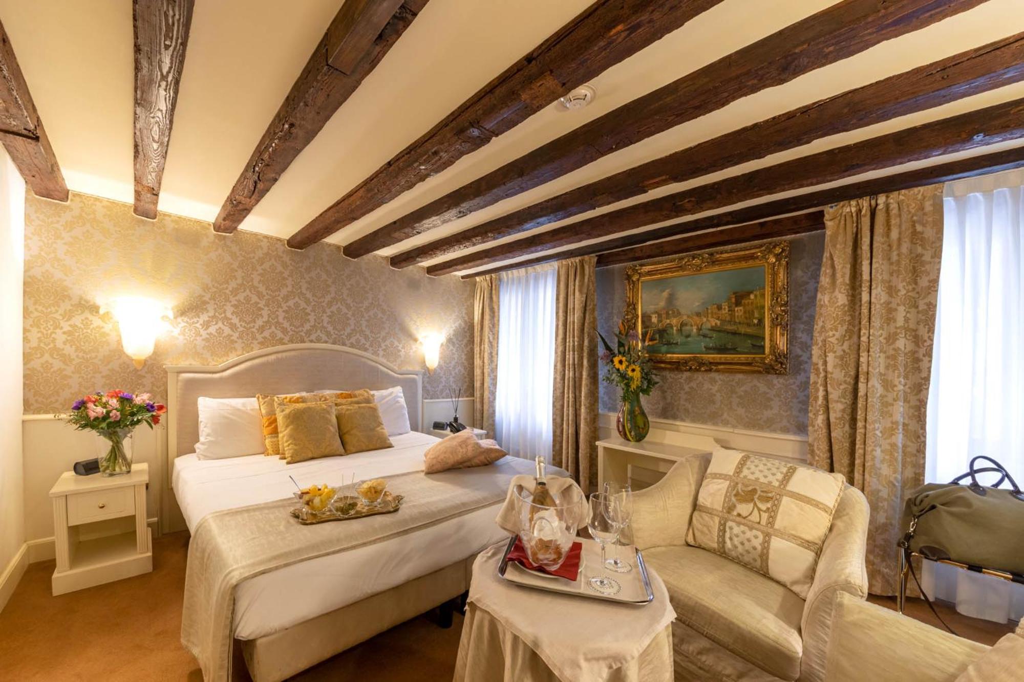 Deluxe Double Room with Canal View - Photo 10