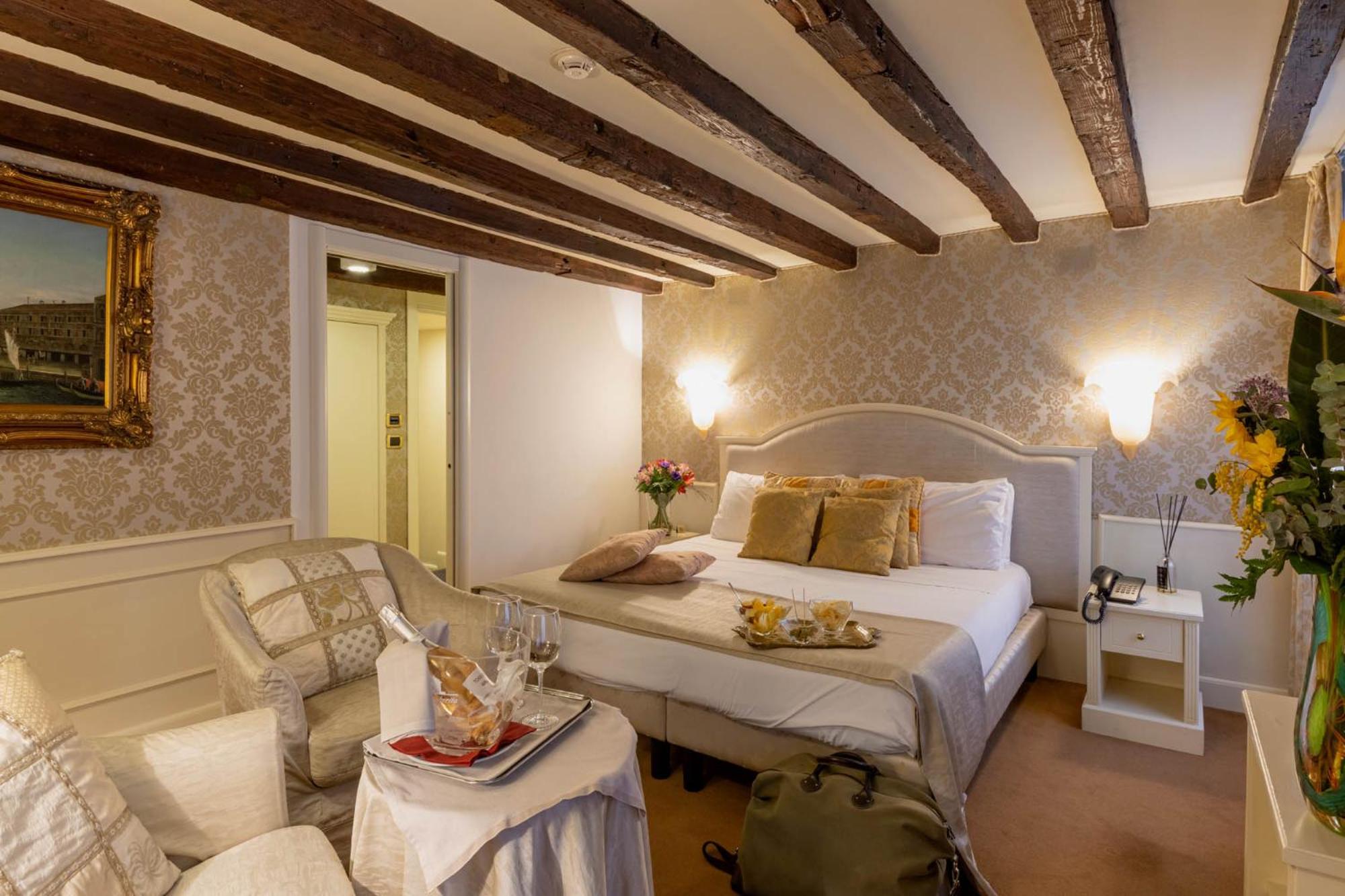 Deluxe Double Room with Canal View - Photo 3