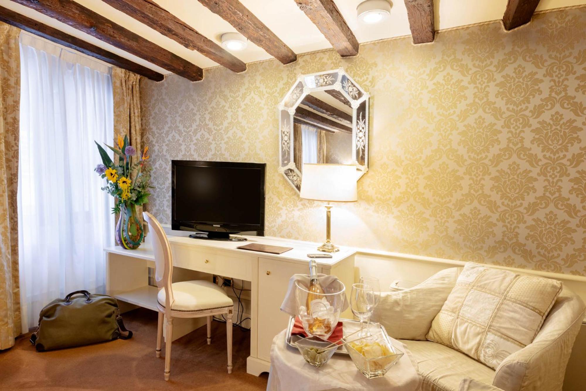 Deluxe Double Room with Canal View - Photo 4