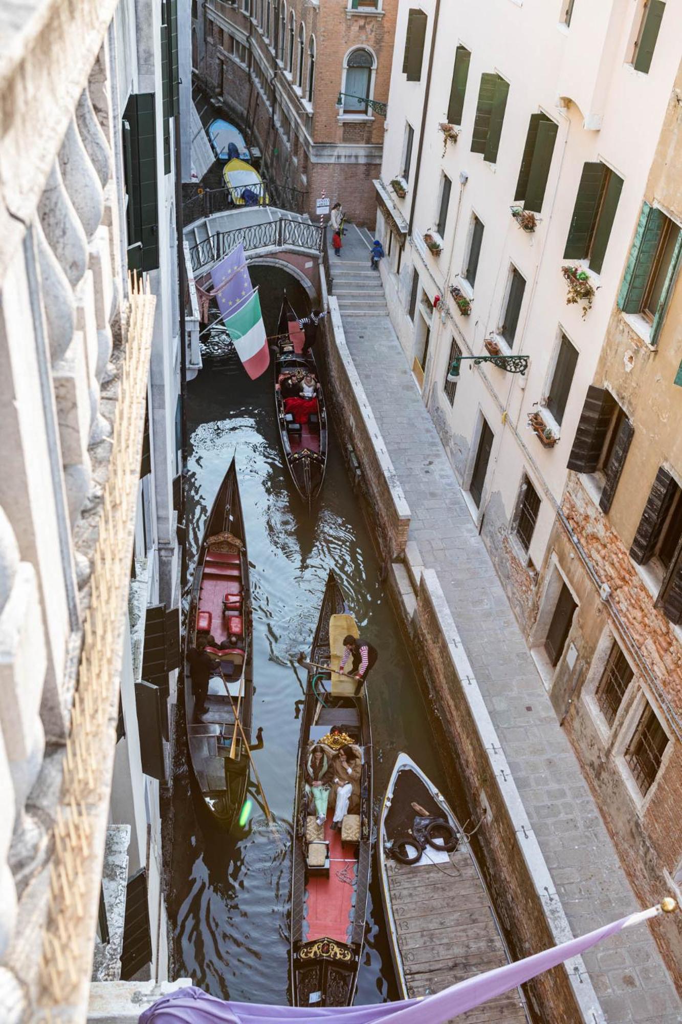 Deluxe Double Room with Canal View - Photo 7