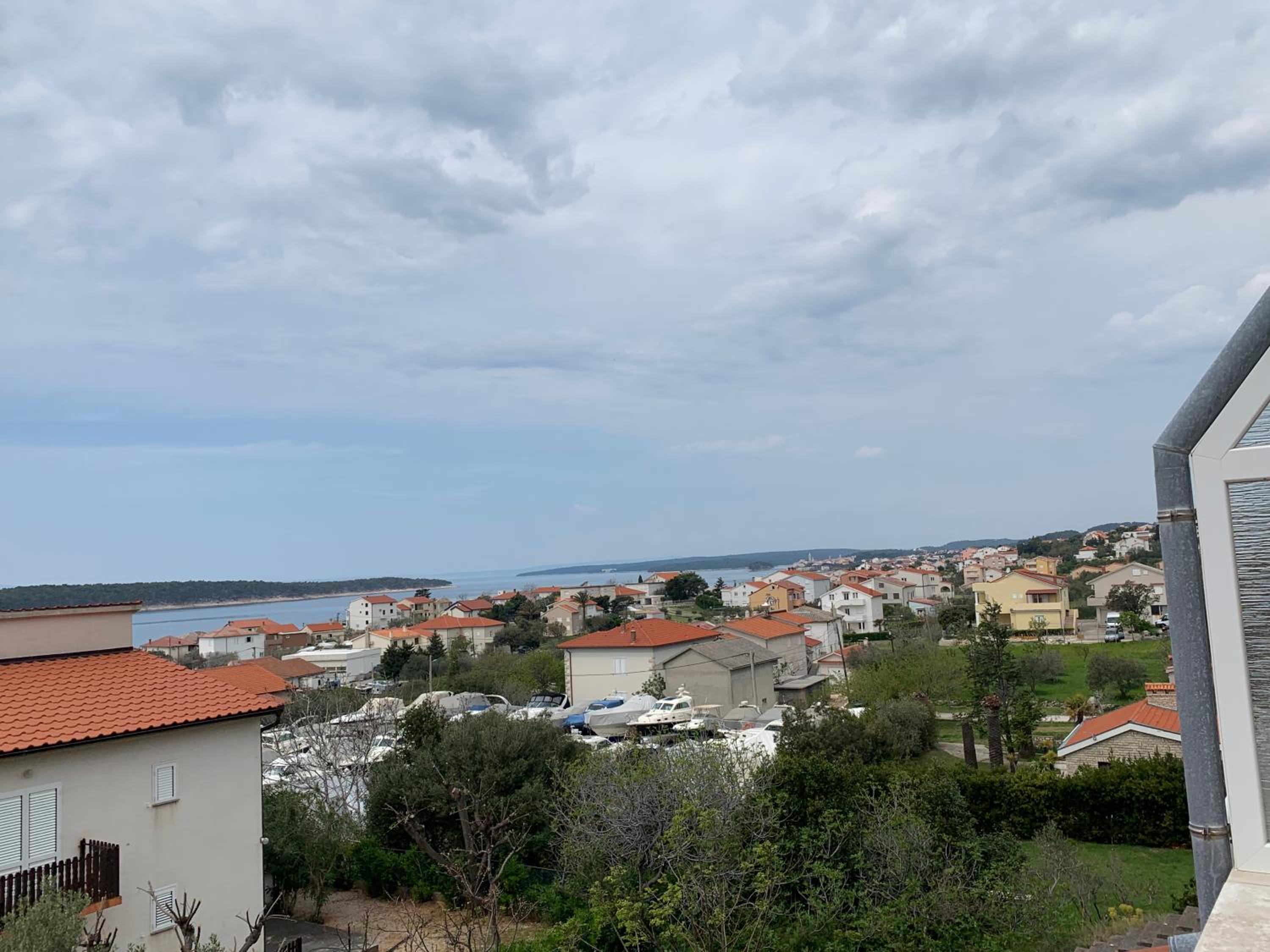 One-Bedroom Apartment with Balcony and Sea View - Photo 17
