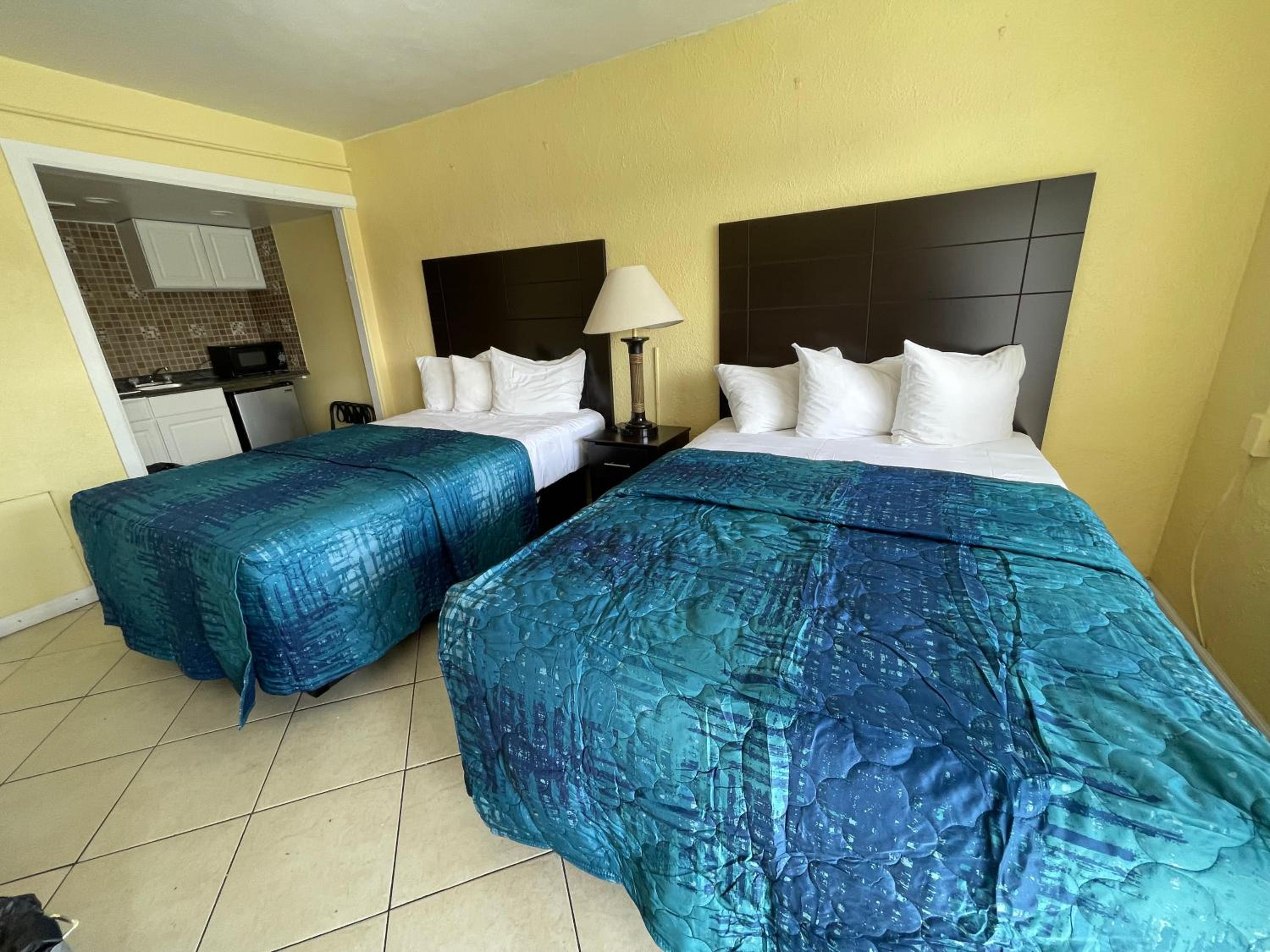 Standard Room with Two Double Beds and Kitchenette photo 2