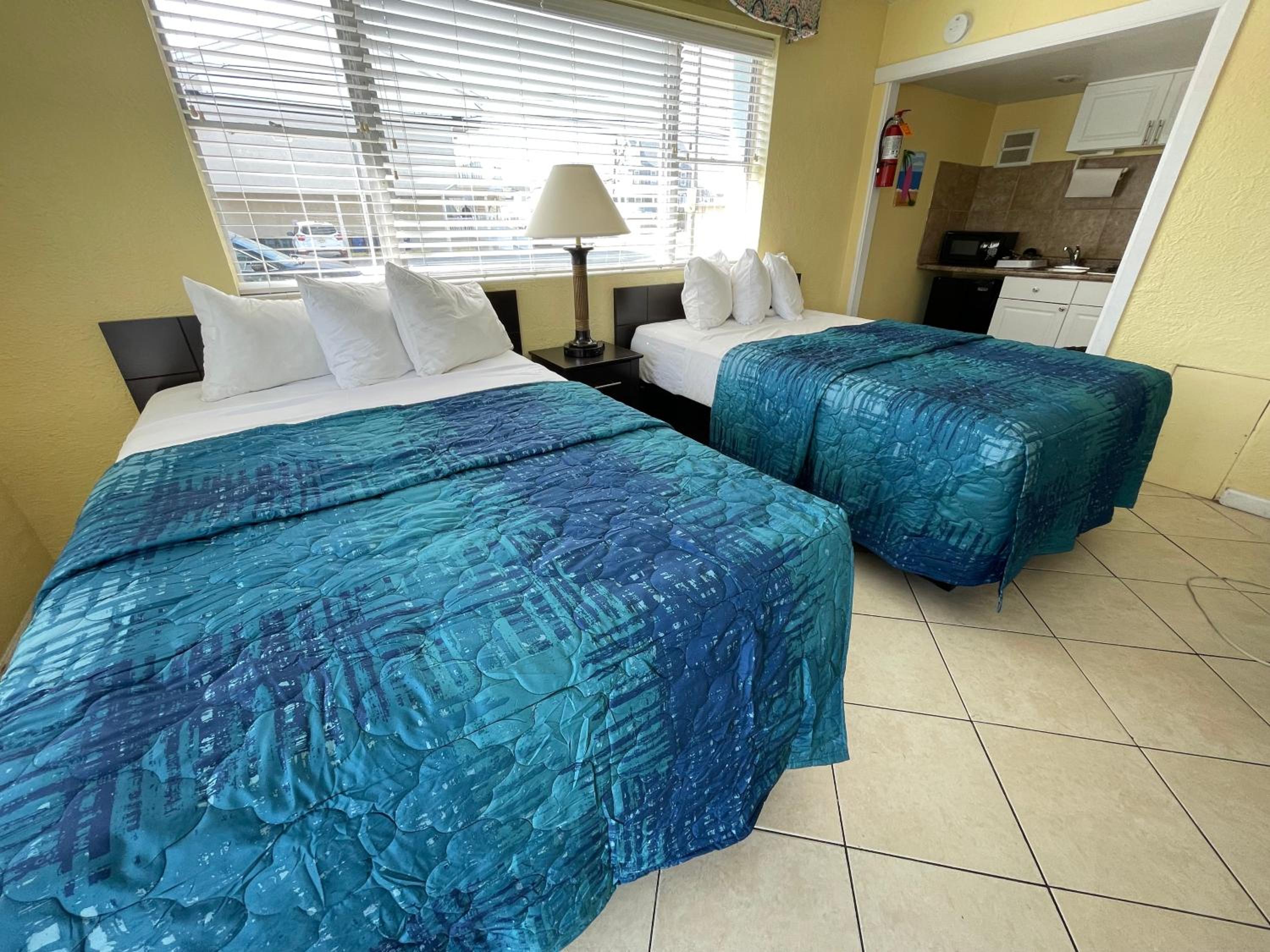 Standard Room with Two Double Beds and Kitchenette photo 3