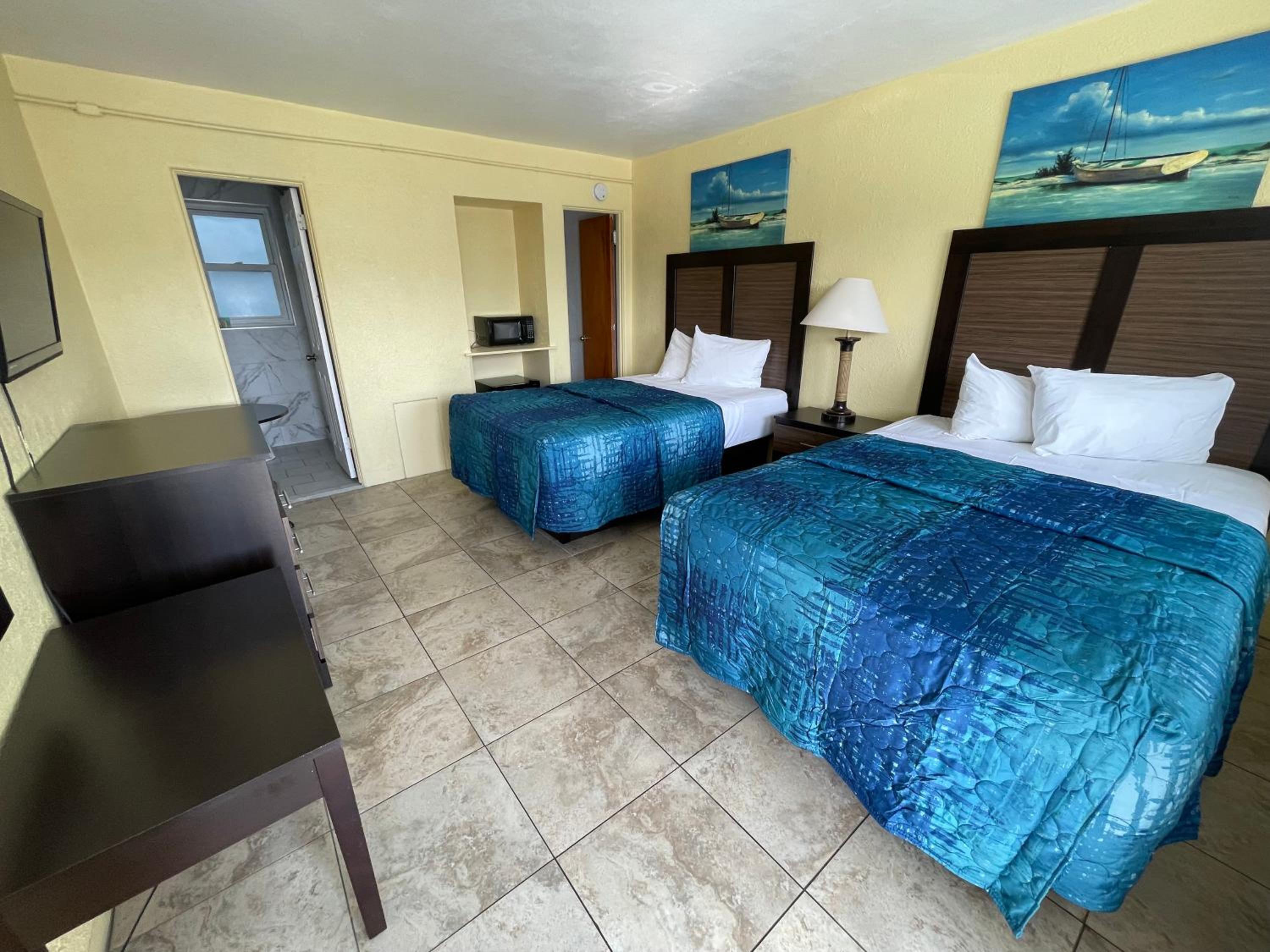 Standard Room with Two Double Beds and Pool View photo 2