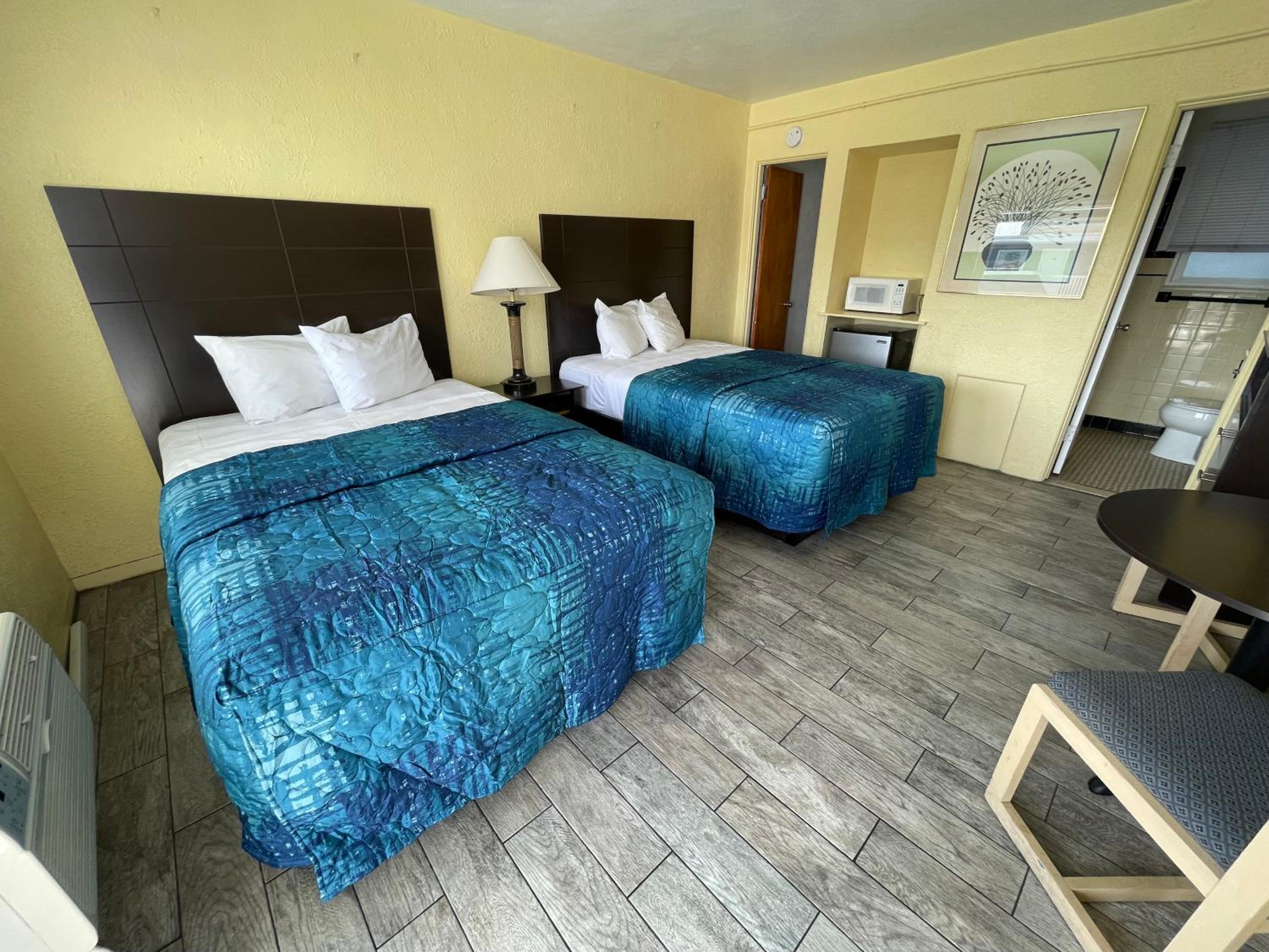 Standard Room with Two Double Beds and Pool View photo 3