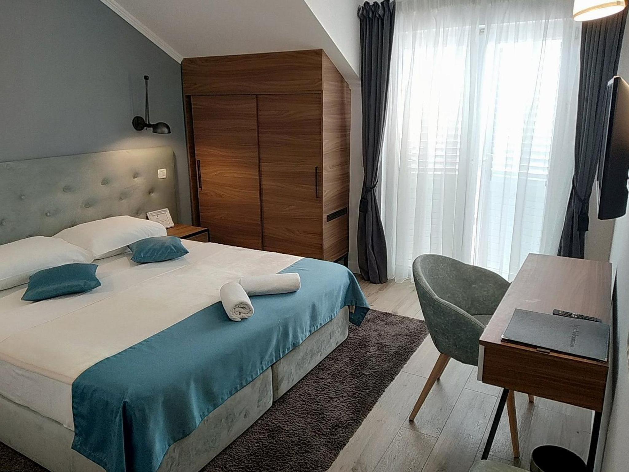 Double or Twin Room with Partial Sea View photo 1