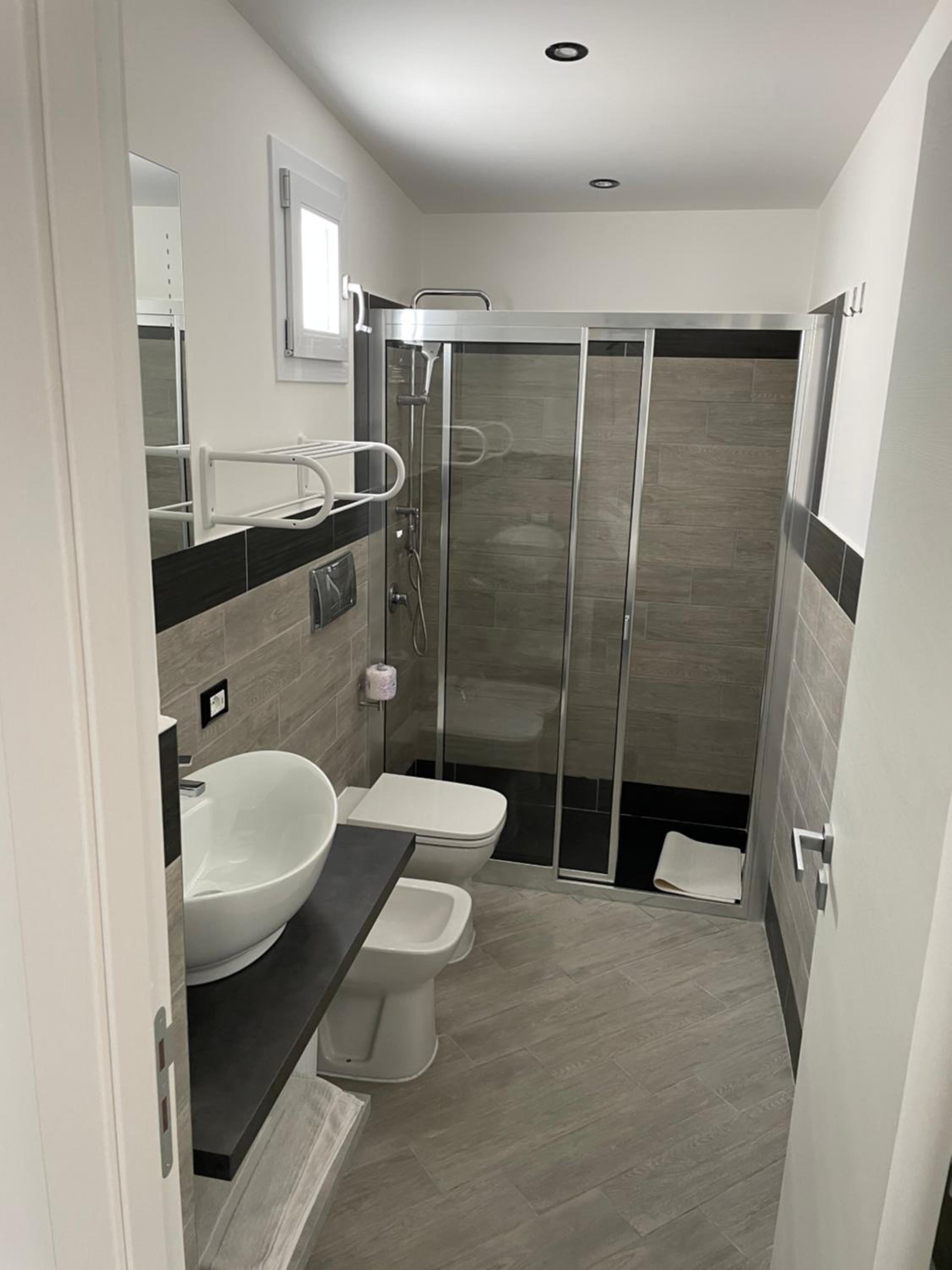 Deluxe Room (2 Adults + 1 Child) - Photo 10